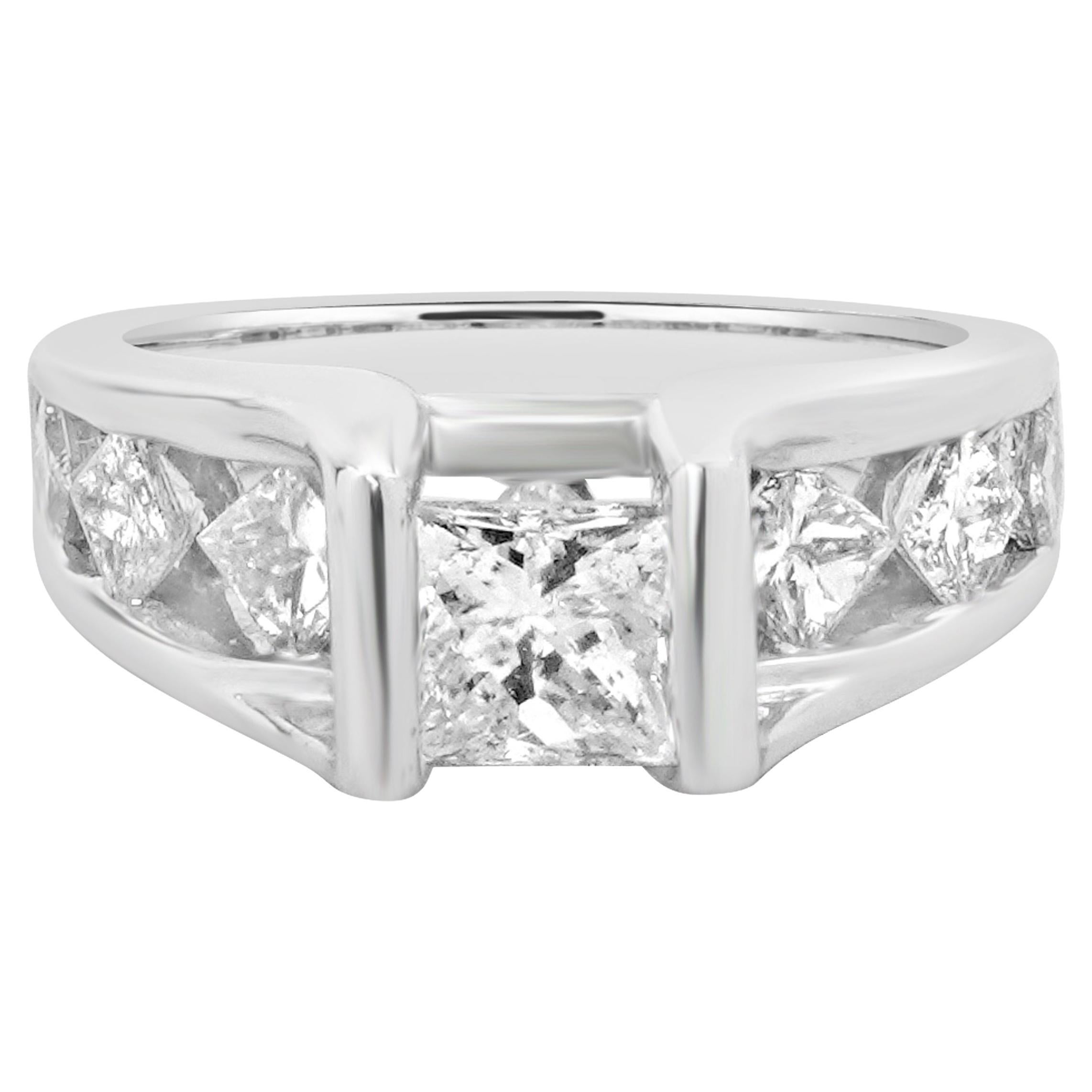Anello di fidanzamento con diamante taglio principessa in oro bianco 14 carati in vendita