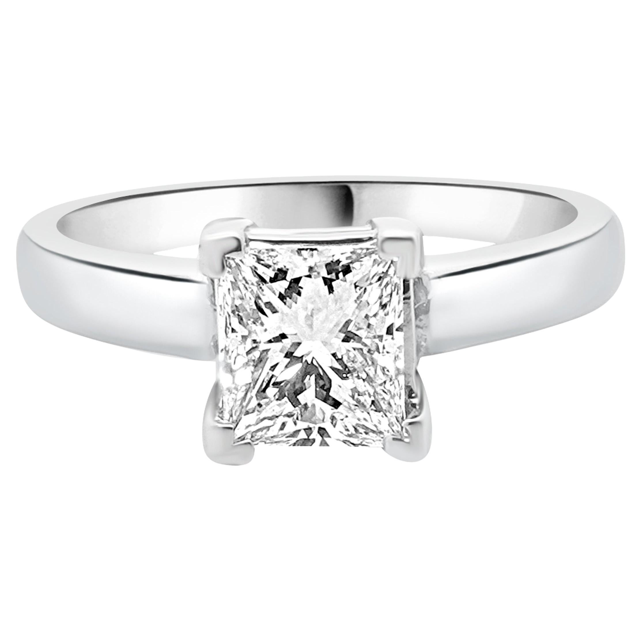 Bague de fiançailles en or blanc 14 carats avec diamant taille princesse