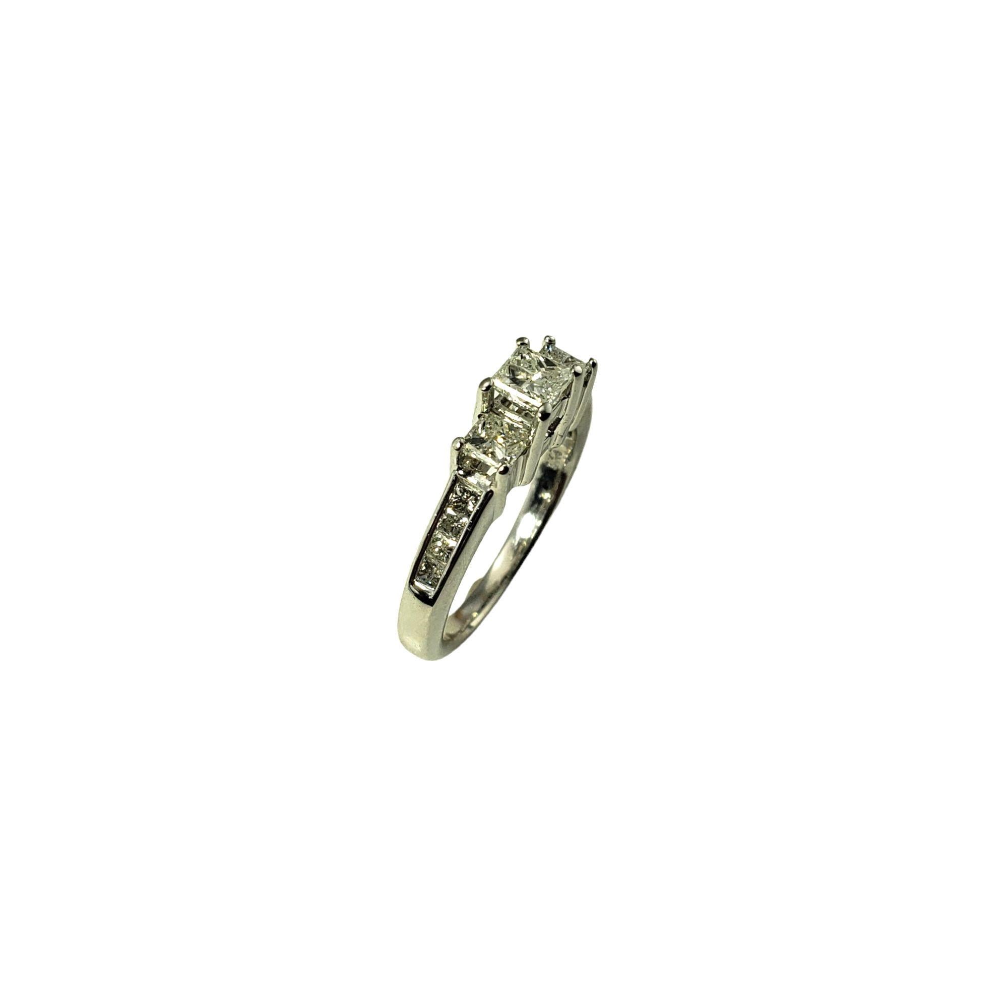 Anello di fidanzamento vintage in oro bianco 14 carati con diamanti taglio principessa misura 4,25-

Questo scintillante anello di fidanzamento presenta 11 diamanti taglio princess (tre diamanti centrali: .20 ct., .35 ct., .20 ct.) incastonati in un