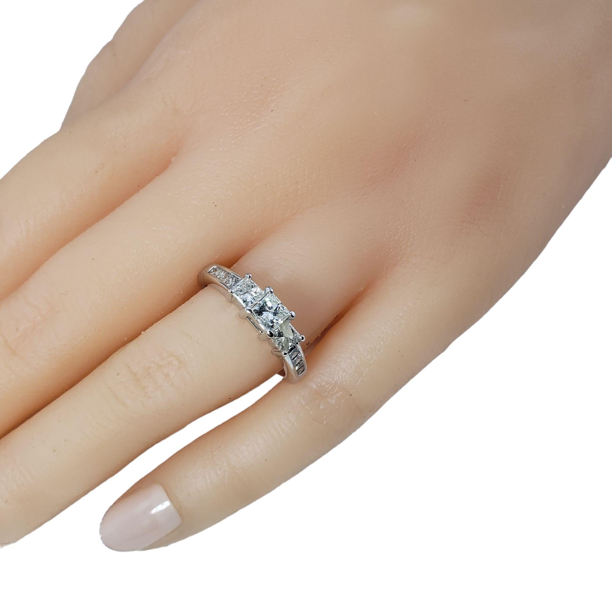 Anello di fidanzamento con diamante taglio principessa in oro bianco 14 carati In condizioni buone in vendita a Washington Depot, CT