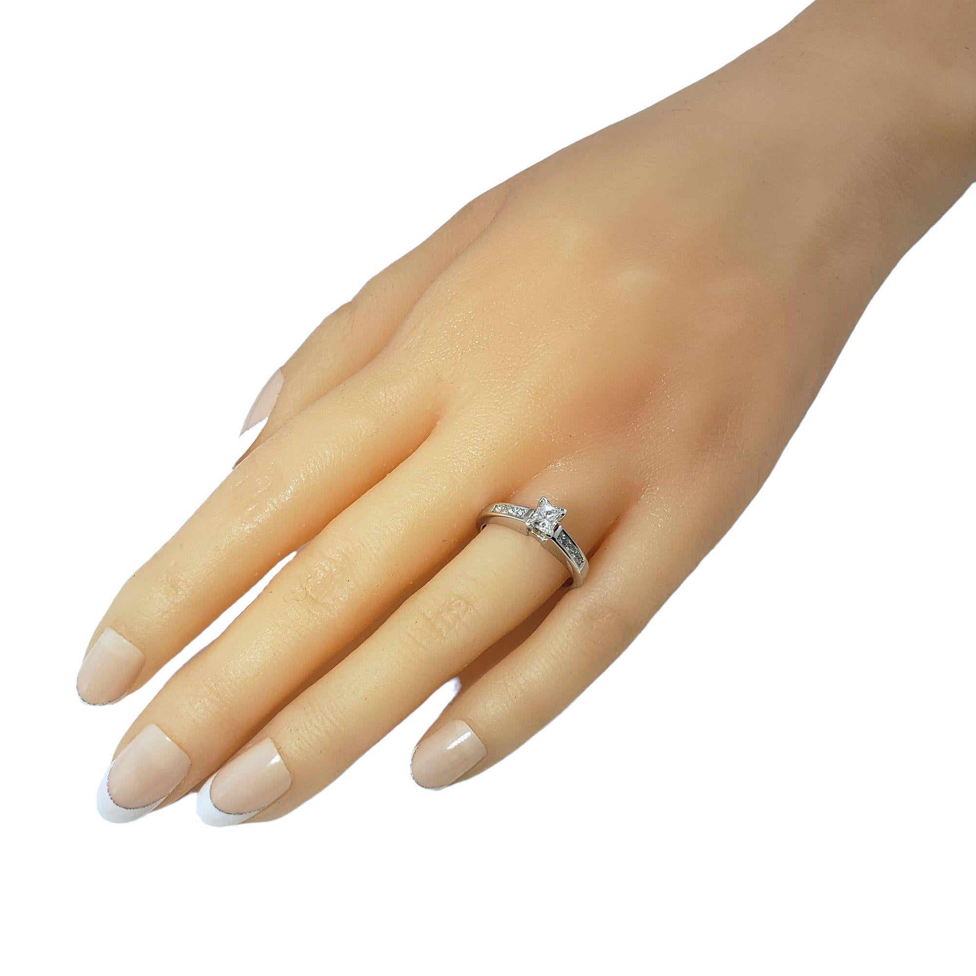 Verlobungsring aus 14 Karat Weißgold mit Diamanten im Prinzessinnenschliff im Angebot 3