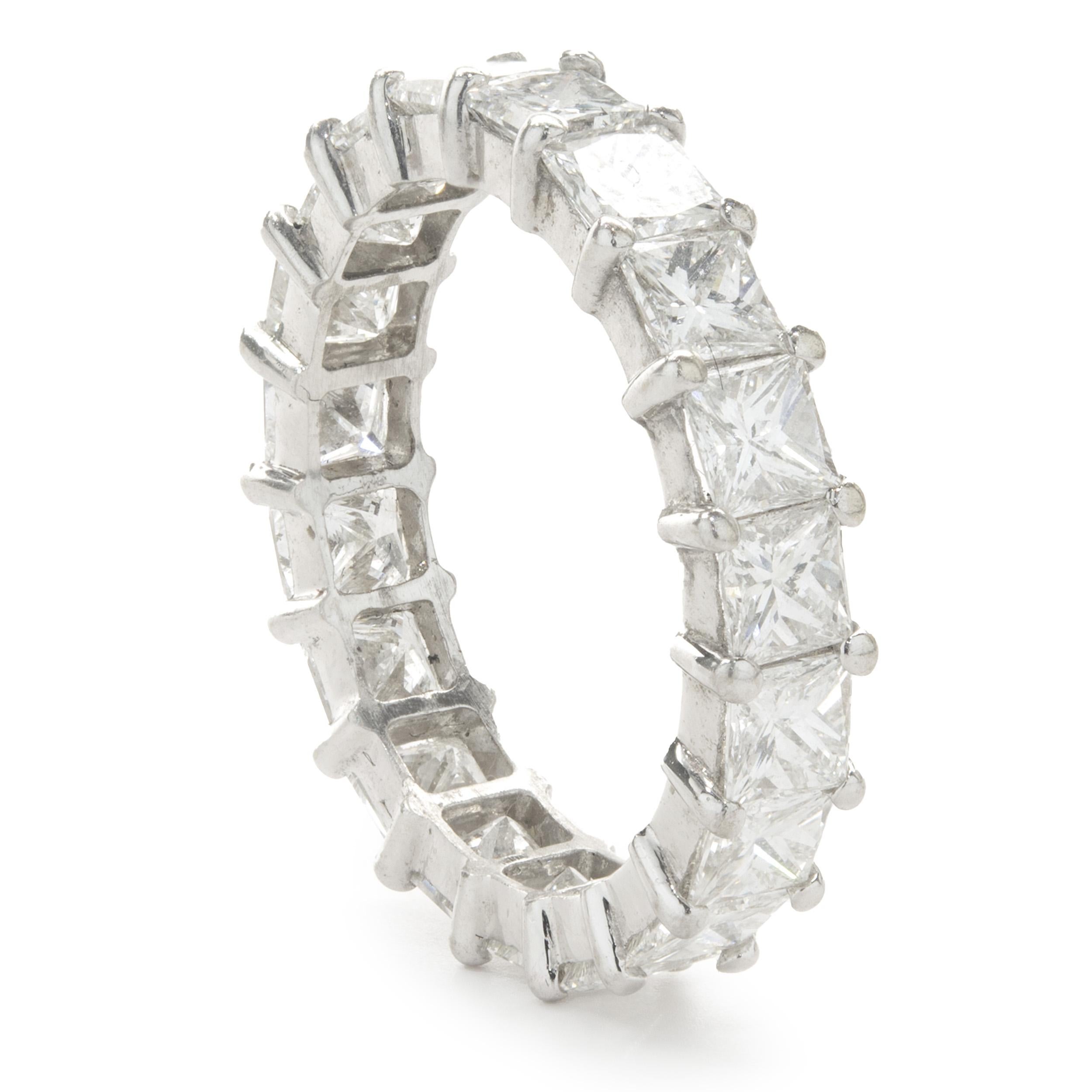 Designer: personalizzato
Materiale: oro bianco 14 carati
Diamanti: 19 taglio princess = 3,23cttw
Colore: H
Chiarezza: VS2
Dimensione: 4.5
Peso: 2.06 grammi