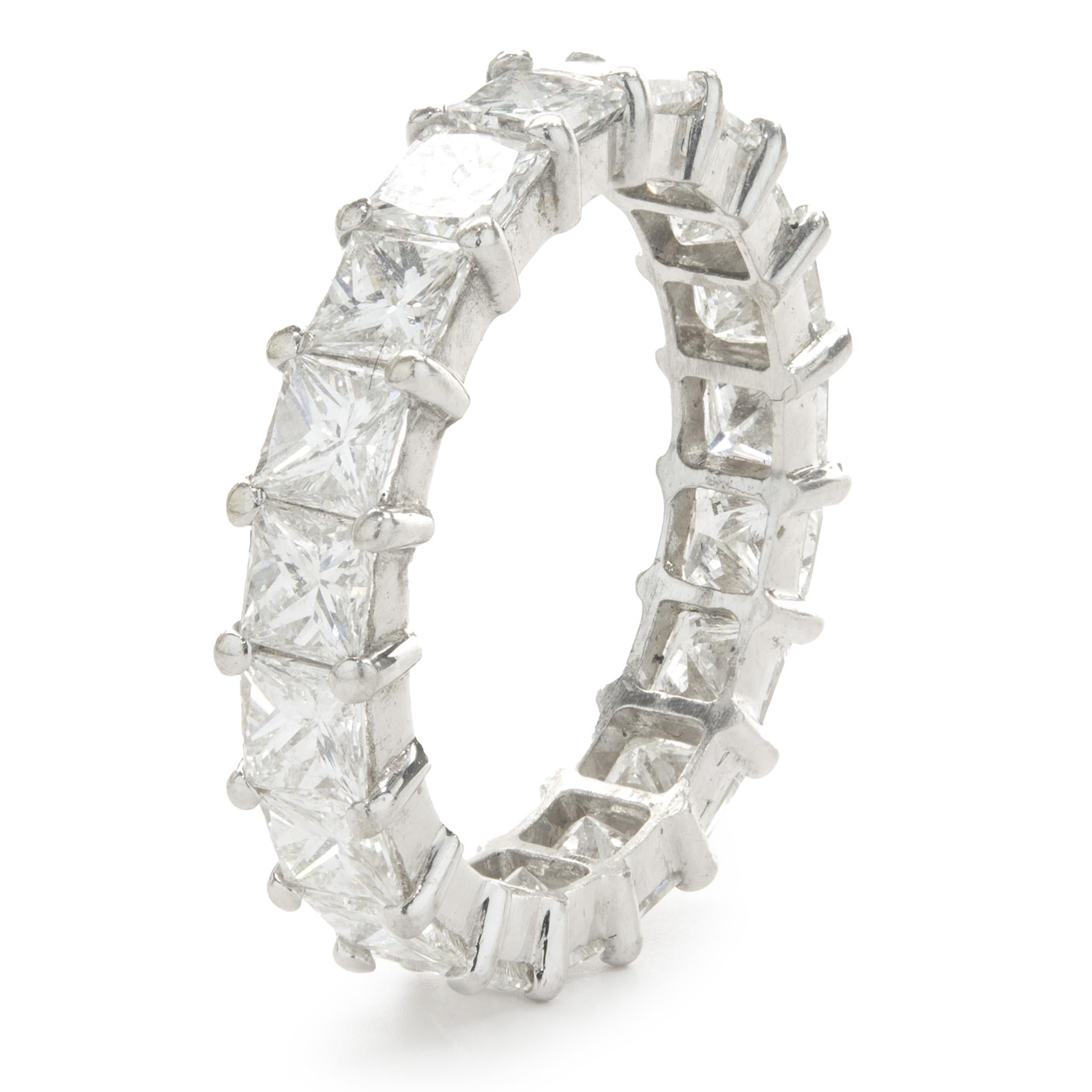 14 Karat Weißgold Eternity-Ring mit Diamant im Prinzessinnenschliff im Zustand „Hervorragend“ im Angebot in Scottsdale, AZ