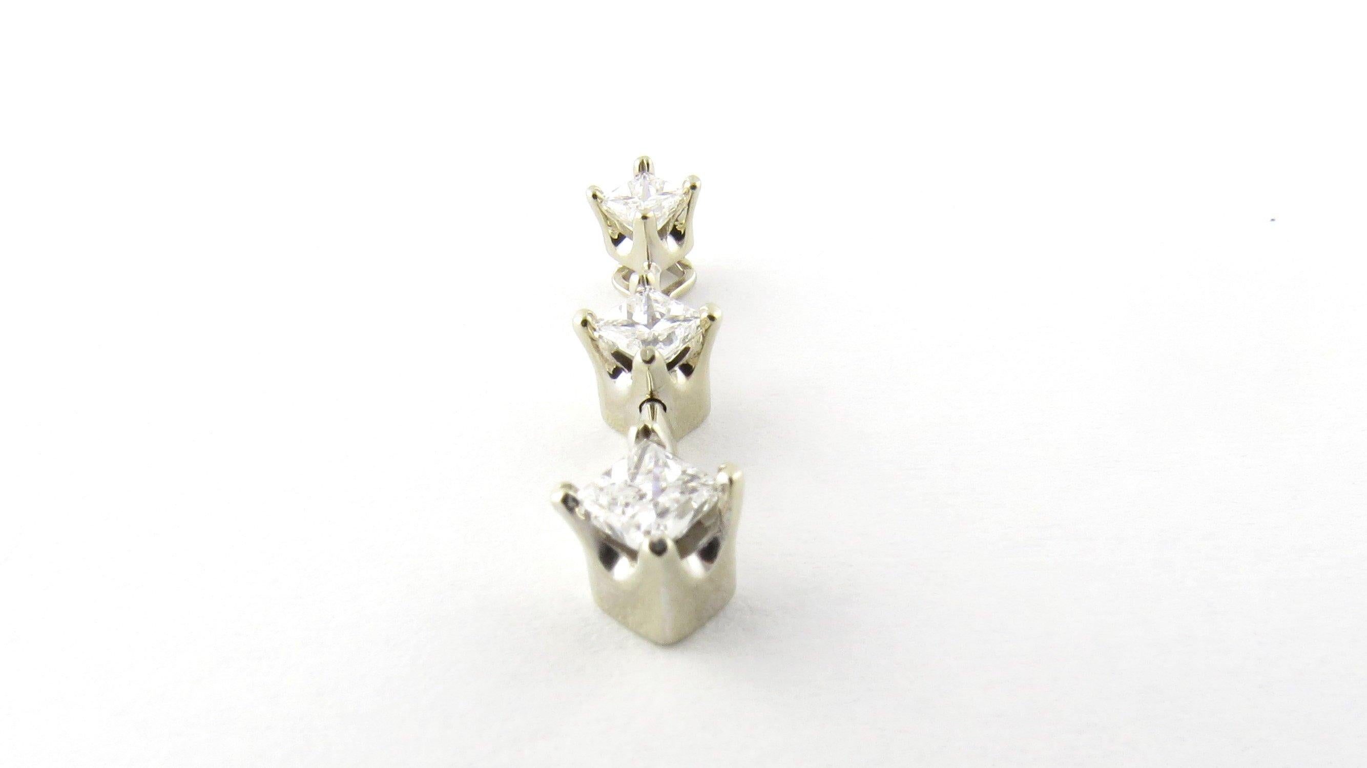 Ciondolo vintage in oro bianco 14 carati con diamanti taglio principessa... 
Questo scintillante pendente con diamanti graduati presenta tre diamanti taglio principessa (.10 ct., .15 ct., .25 ct.) incastonati in oro bianco 14K. 
Peso totale