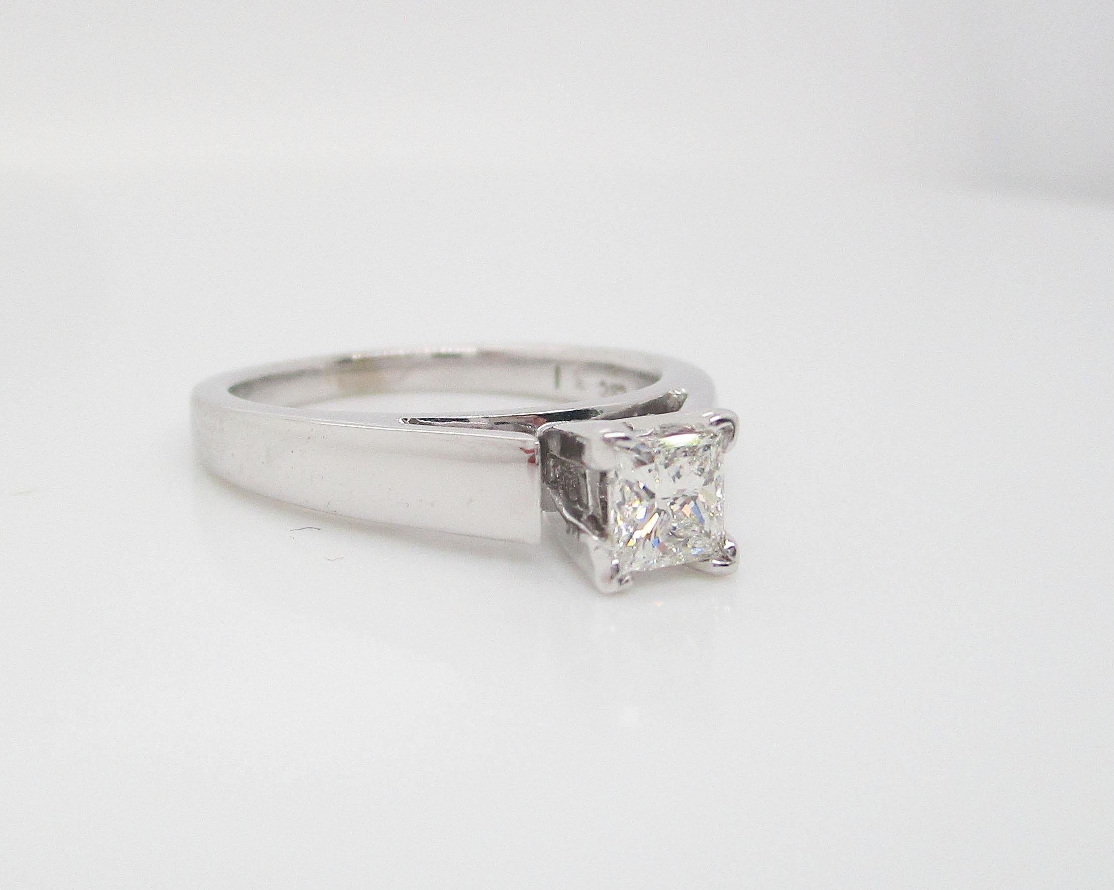 14 Karat Weißgold Solitär Verlobungsring mit Diamant im Prinzessinnenschliff (Carréschliff) im Angebot