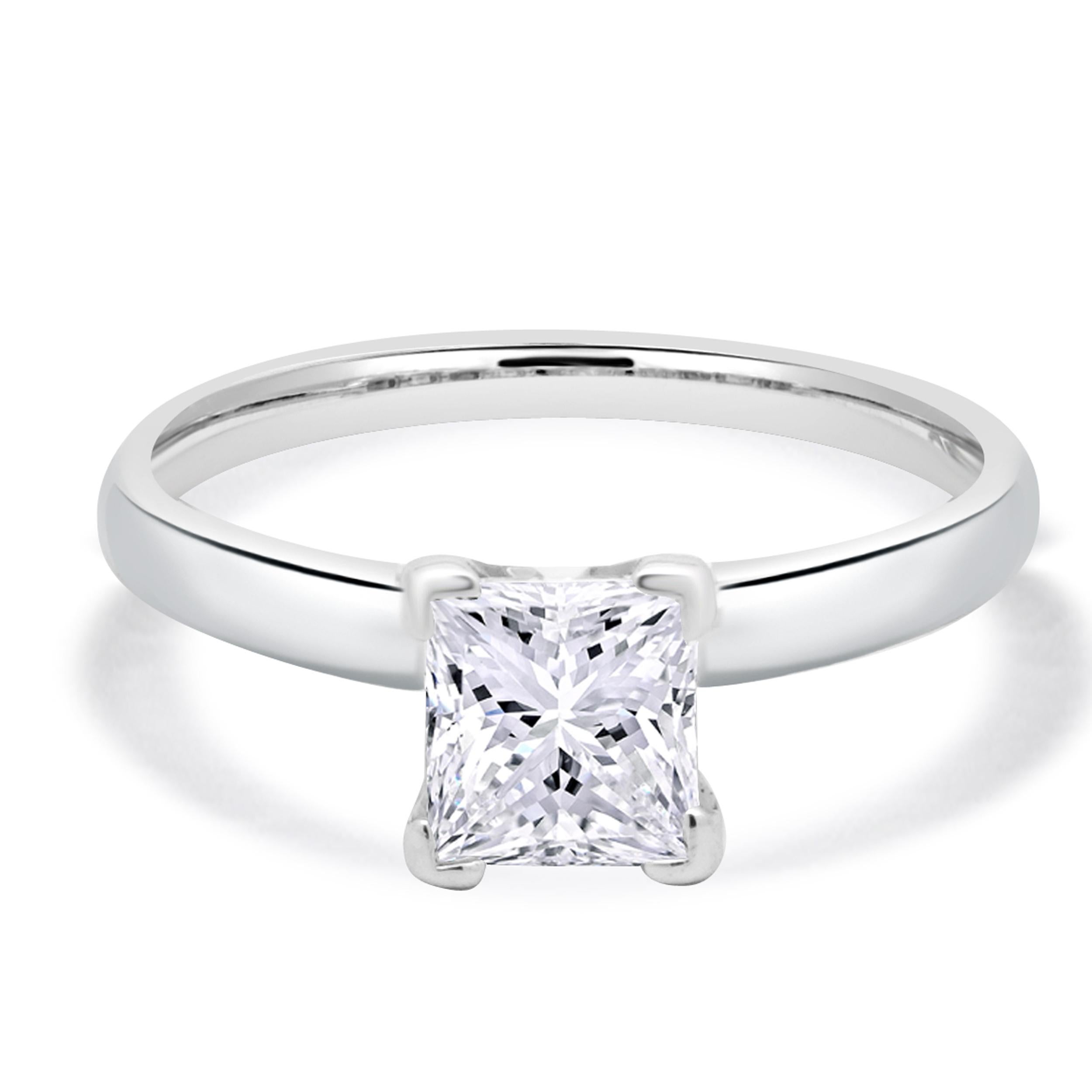 Bague de fiançailles solitaire en or blanc 14 carats avec diamant taille princesse en vente