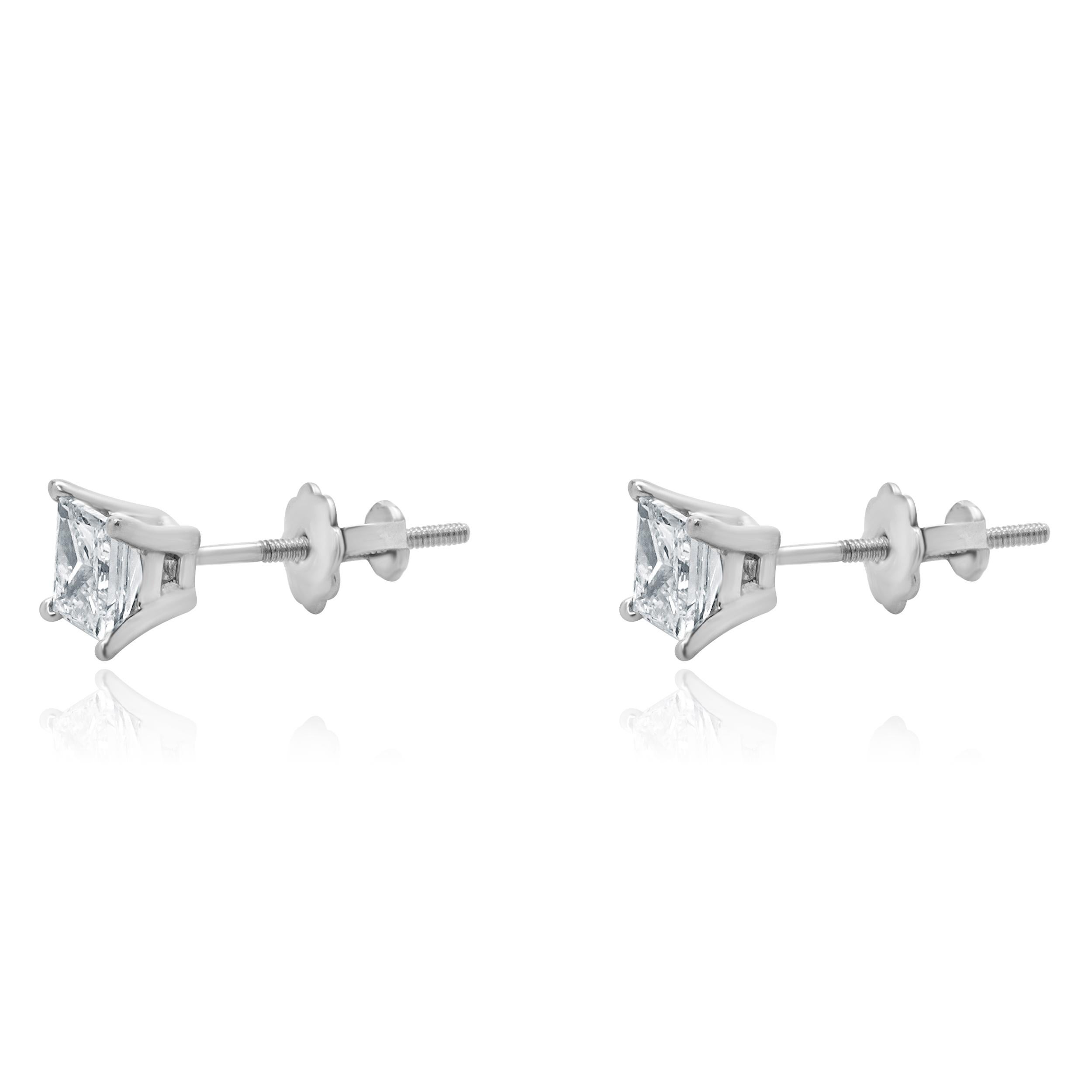 MATERIAL : platine
Diamants : 2 tailles princesse = 0,80cttw
Couleur : G / H
Clarté : SI1
Dimensions : les boucles d'oreilles mesurent environ 4.5 mm de diamètre.
Fermetures : dos à friction
Poids : 1.46 grammes
