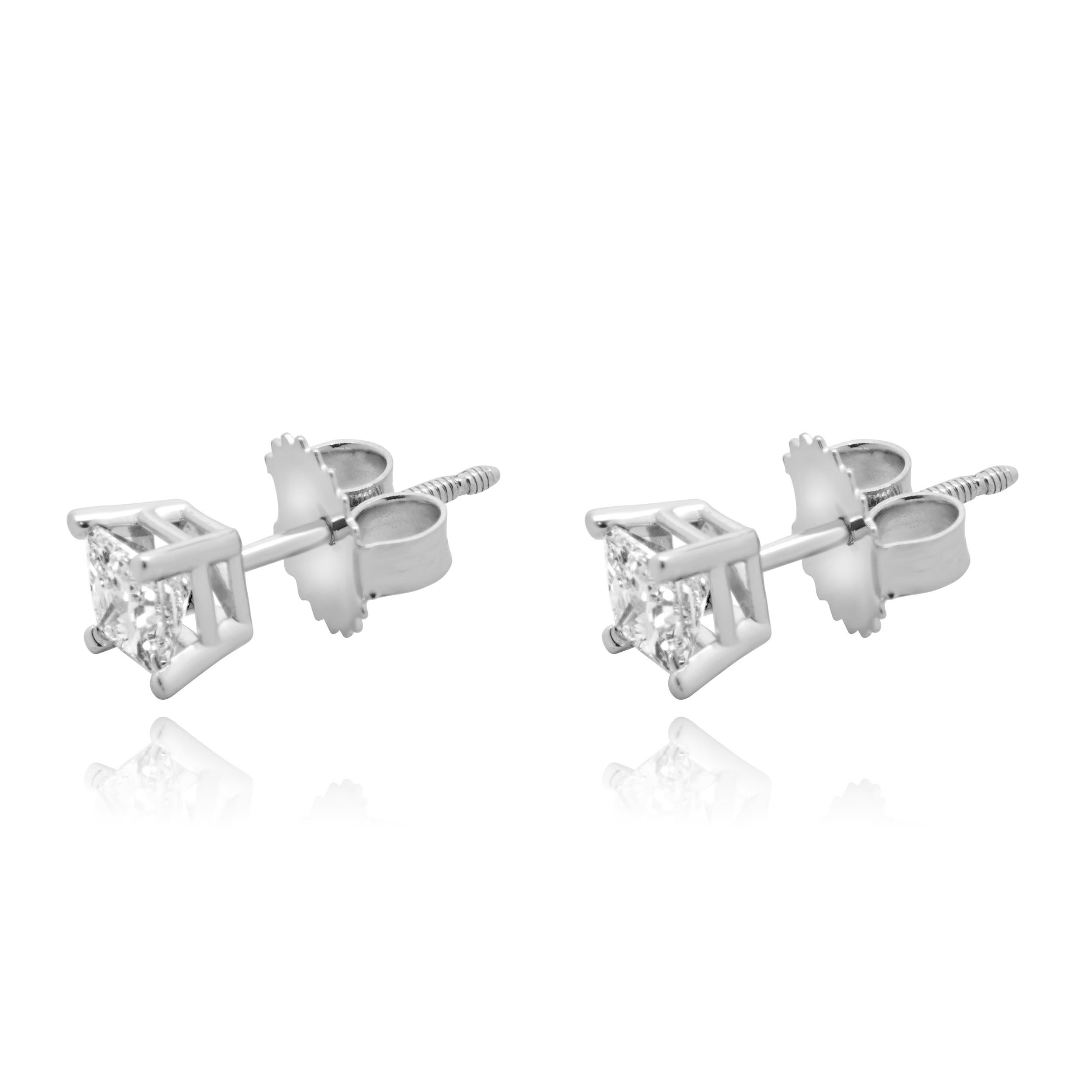 Matériau : Or blanc 14K
Diamants : 2 tailles princesse = 0,77cttw
Couleur : G / H
Clarté : SI2
GSI : 78664200325
Dimensions : les boucles d'oreilles mesurent environ 4.2 mm de diamètre.
Fermetures : dos à friction
Poids : 1.08 grammes