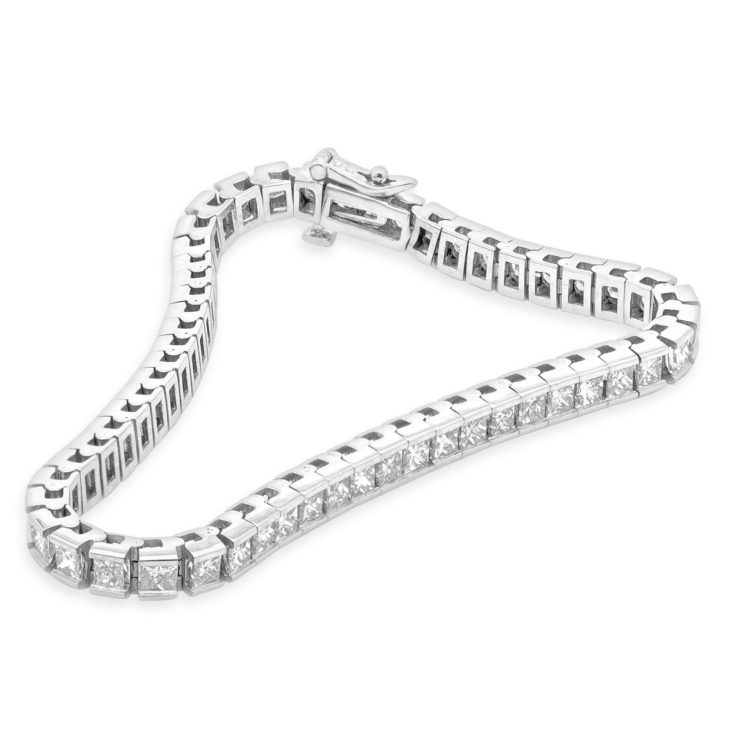 MATERIAL: 14k Weißgold
Diamanten: 52 im Prinzessinnenschliff = 0,90cttw
Farbe: J
Klarheit: SI1
Abmessungen: Das Armband passt an ein Handgelenk von bis zu 7 Zoll
Gewicht: 12,5 Gramm
