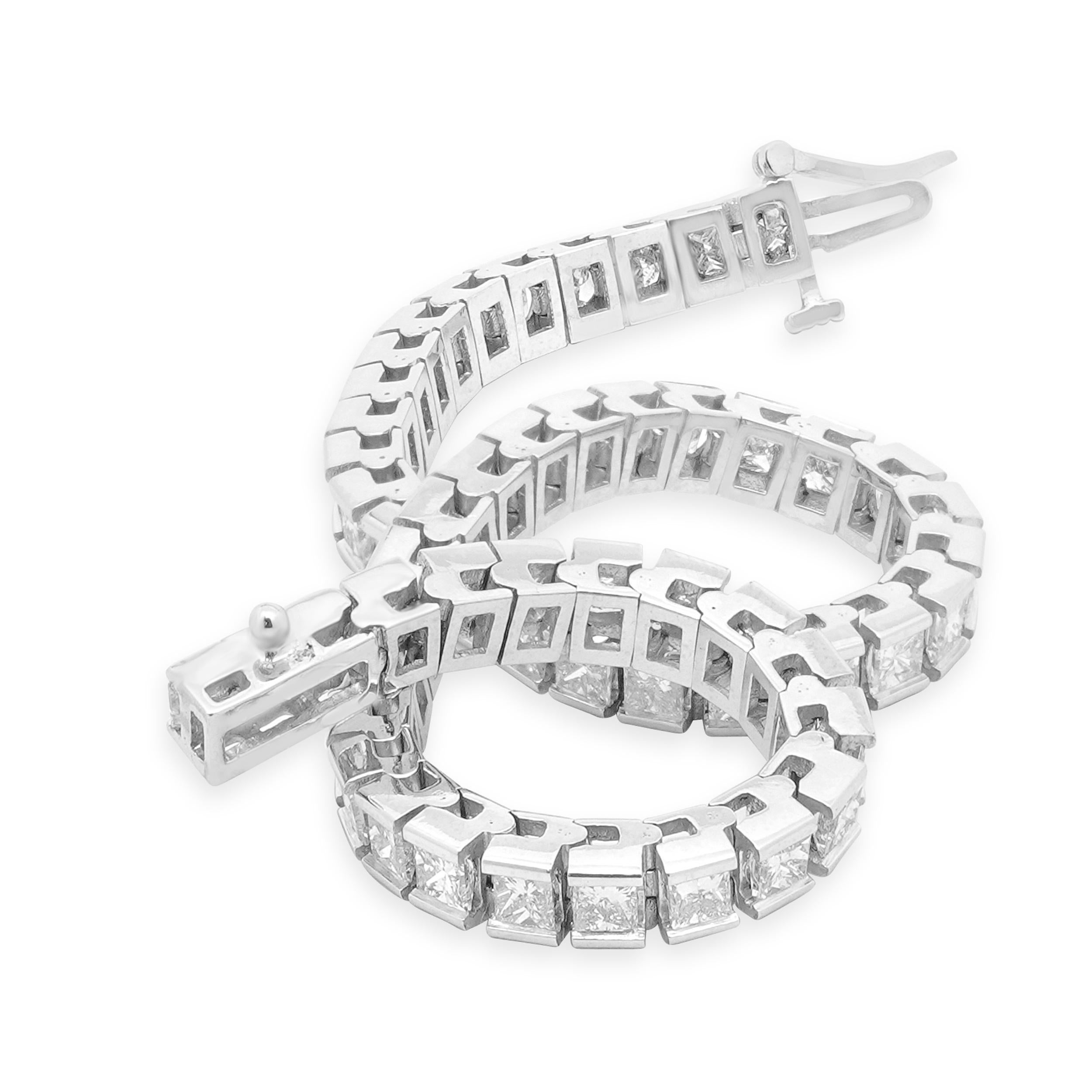 14 Karat Weißgold Diamant-Tennisarmband mit Prinzessinnenschliff (Carréschliff) im Angebot