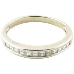 Alliance en or blanc 14 carats avec diamants taille princesse