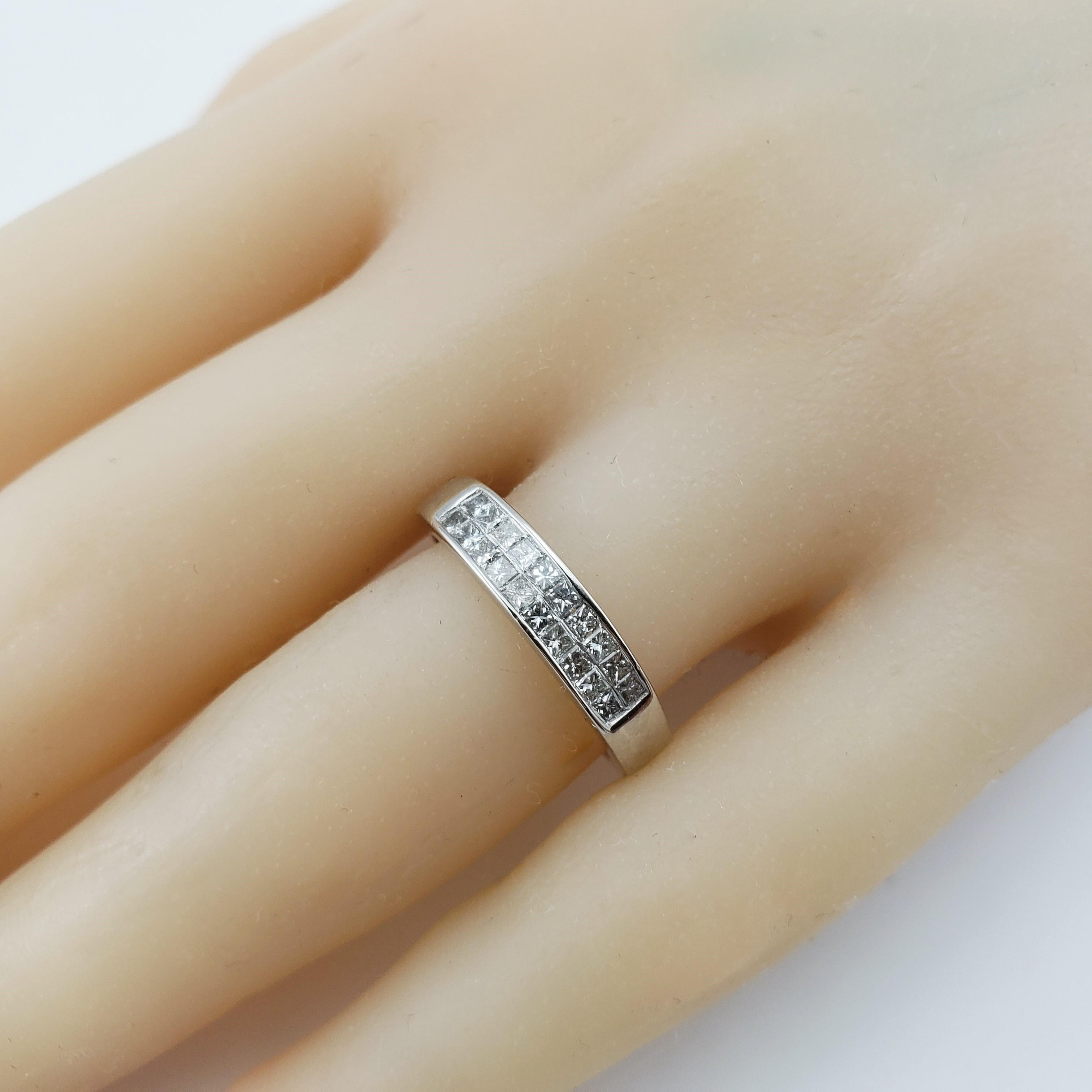14 Karat Weißgold-Hochzeitsring mit Diamant im Prinzessinnenschliff im Angebot 2