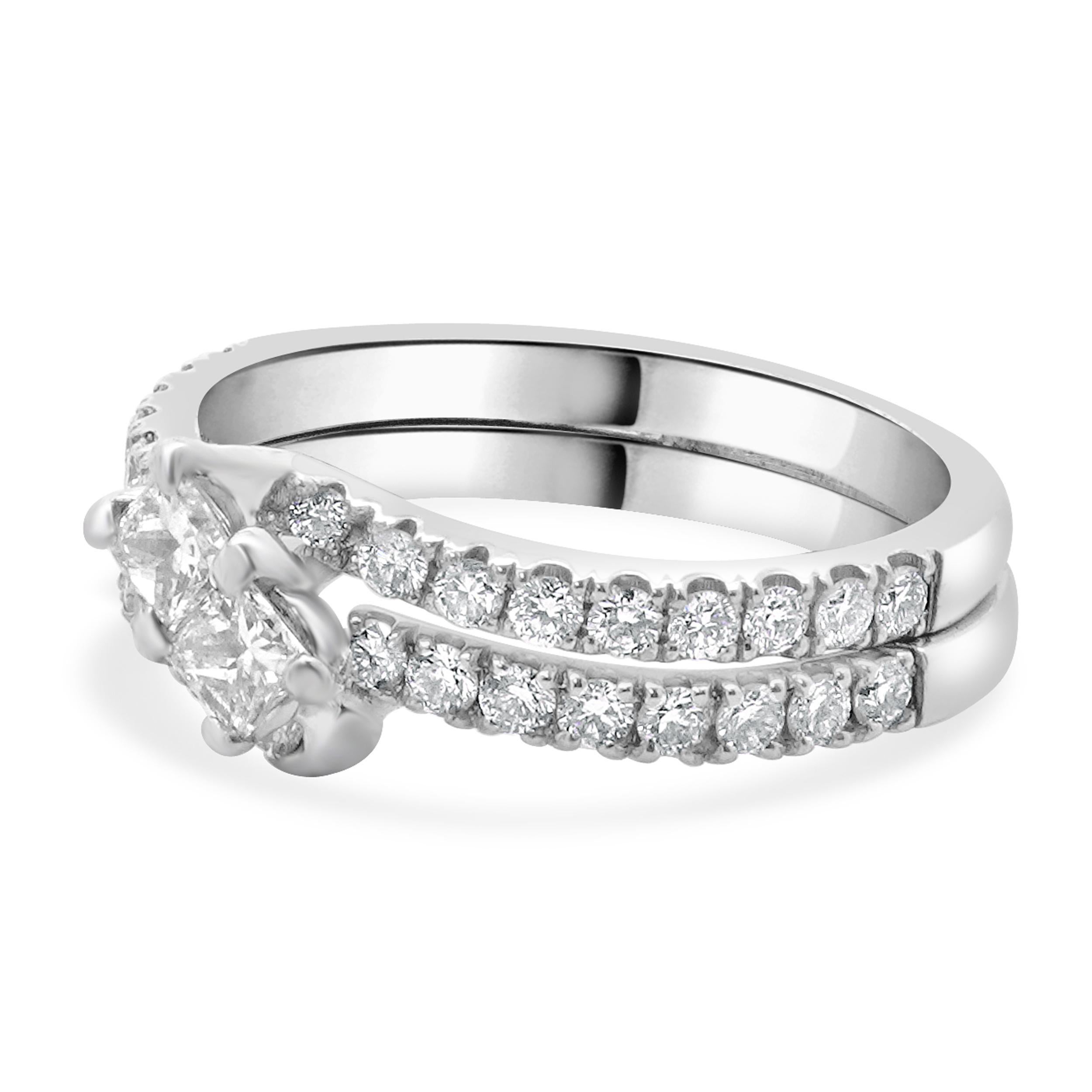 Concepteur : personnalisé
Matériau : Or blanc 14K
Diamant : 2 tailles princesse= 0.36cttw
Couleur : I
Clarté : SI2 
Diamant : 62 diamants ronds de taille brillant = 1,25cttw
Couleur : H
Clarté : SI2
Taille de la bague : 6.5 (veuillez prévoir deux