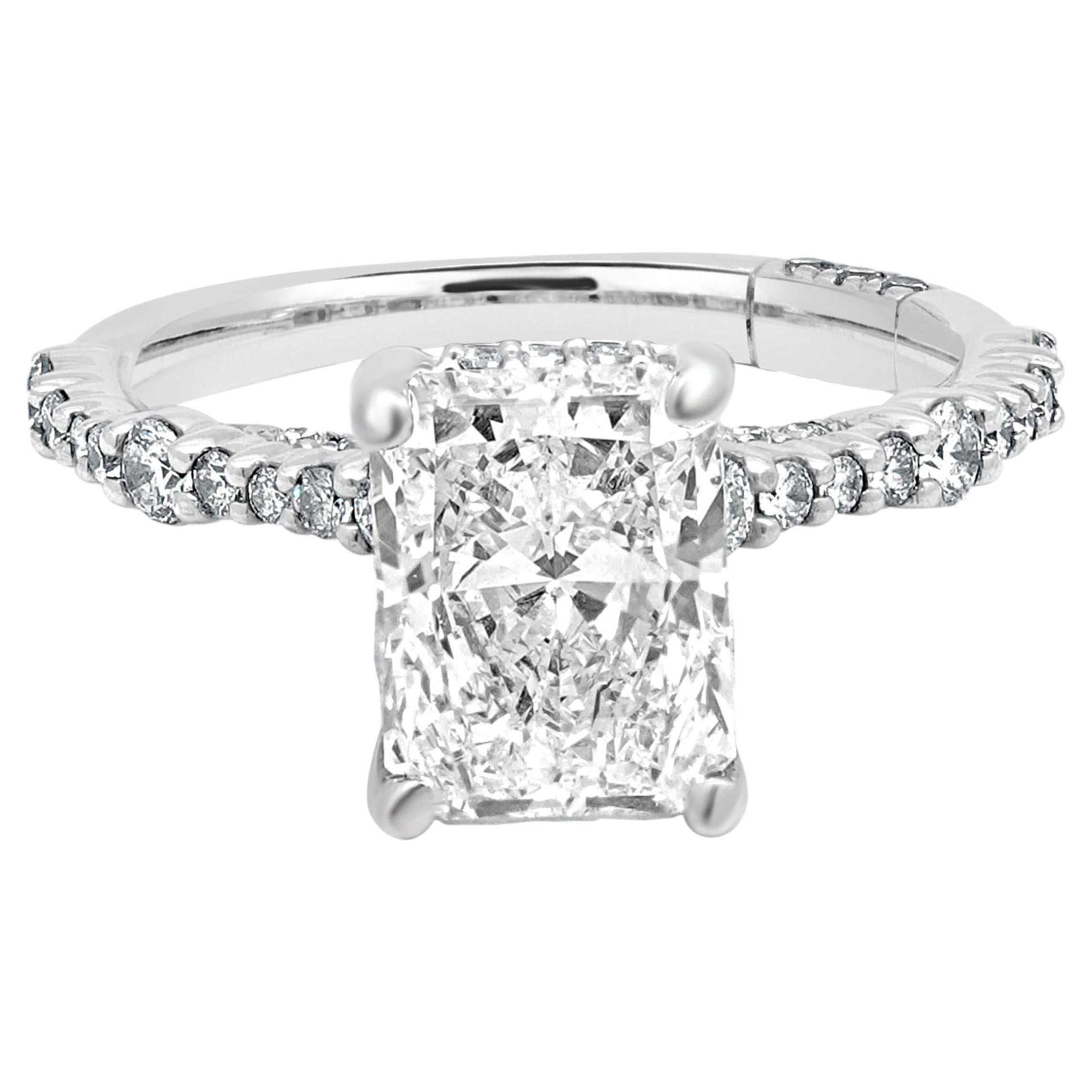 Anillo de compromiso con halo oculto de diamantes redondos y talla radiante en oro blanco de 14 quilates