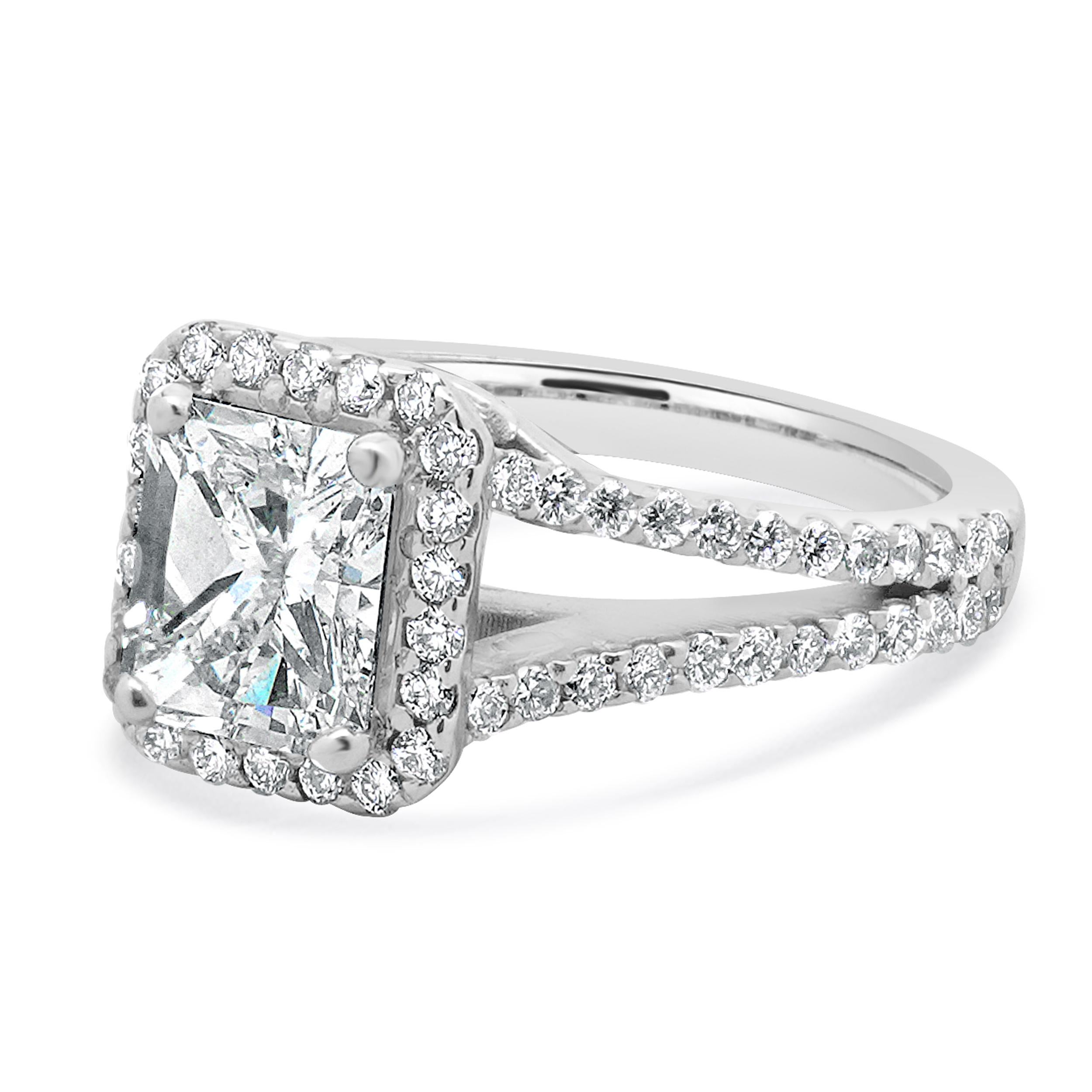 Matériau : Or blanc 14K
Diamant central : 1 taille radiant = 1,40ct
Couleur : H
Clarté : VS2
GIA : 2274890343
Diamant : 70 diamants ronds de taille brillant = 0,70cttw
Couleur : H
Clarté : SI1
Taille de l'anneau : 6.5 (veuillez prévoir jusqu'à 2