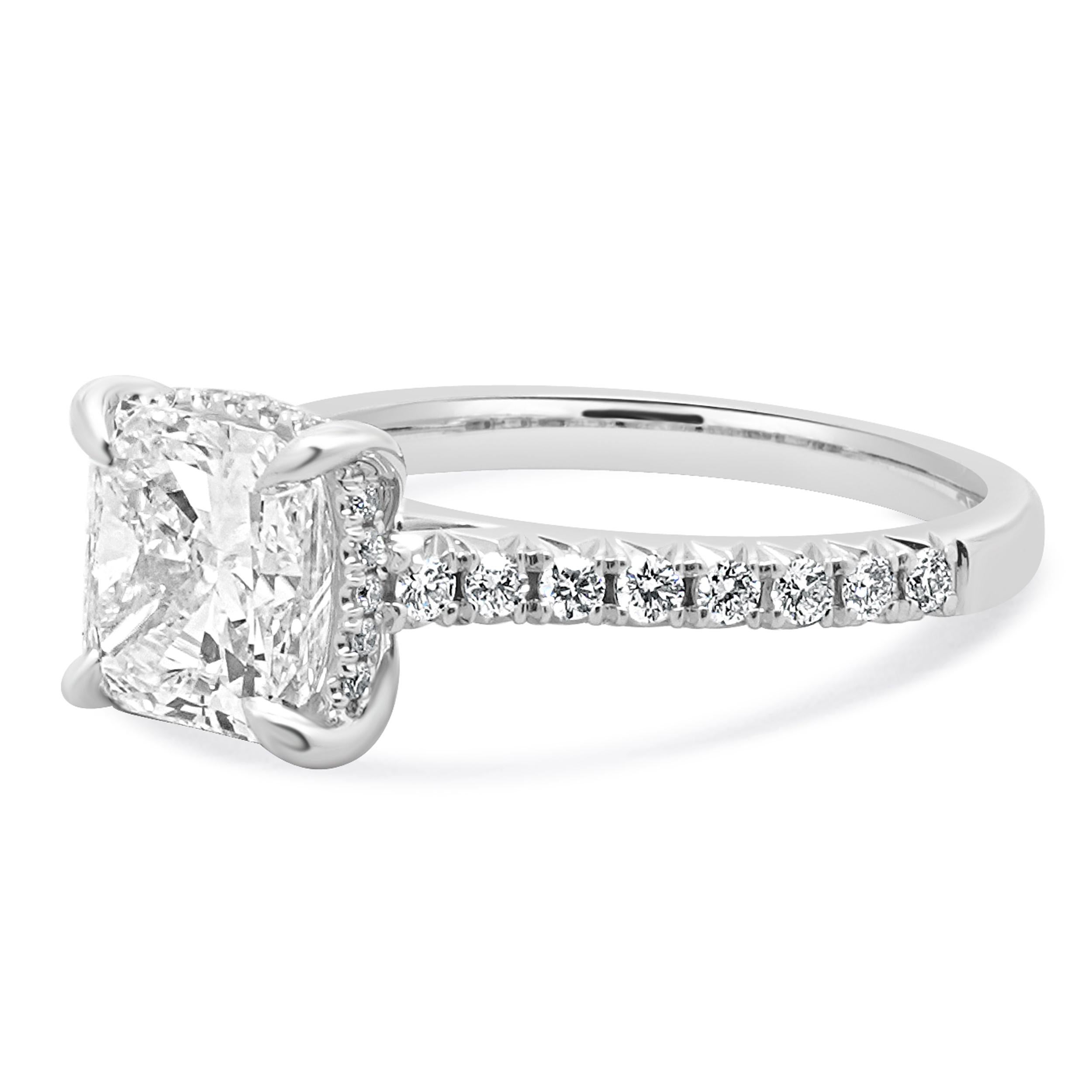 Material: oro blanco de 14 quilates
Diamante central: 1 talla radiante = 2,18 ct
Color: E
Claridad: SI2
EGL: 2924440631
Diamante: 36 talla brillante redonda = 0,35cttw
Color: G
Claridad: VS1-2
Tamaño del anillo: 6,5 (espera hasta 2 días laborables