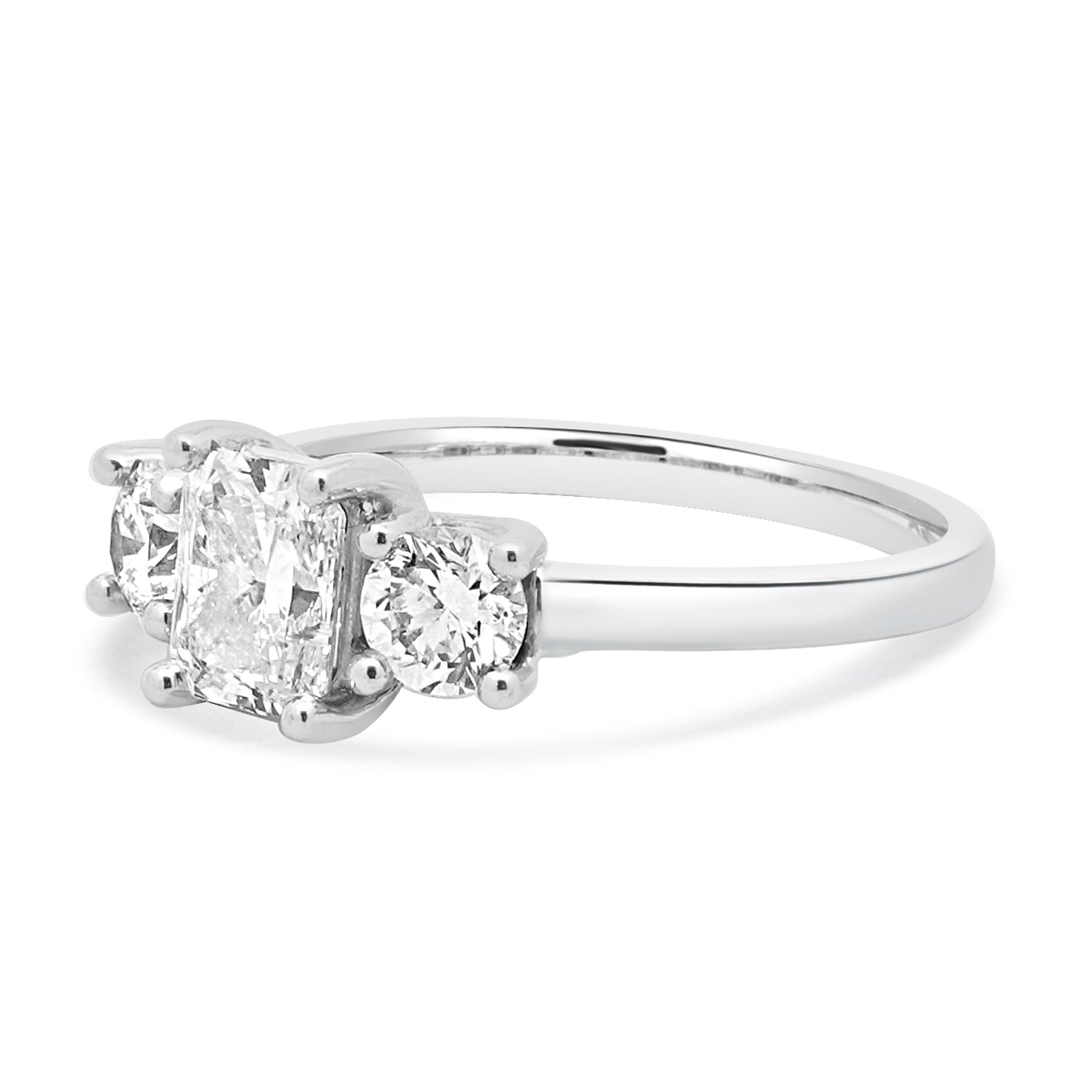  
Material: oro blanco de 14 quilates
Diamante central: 1 talla radiante = 1,07 ct
Color: G
Claridad: SI2
Diamantes: 2 talla radiante = 0,60ctw
Color: H / I
Claridad: SI1-2
Tamaño del anillo: 6,75 (espera hasta 2 días laborables más para solicitar