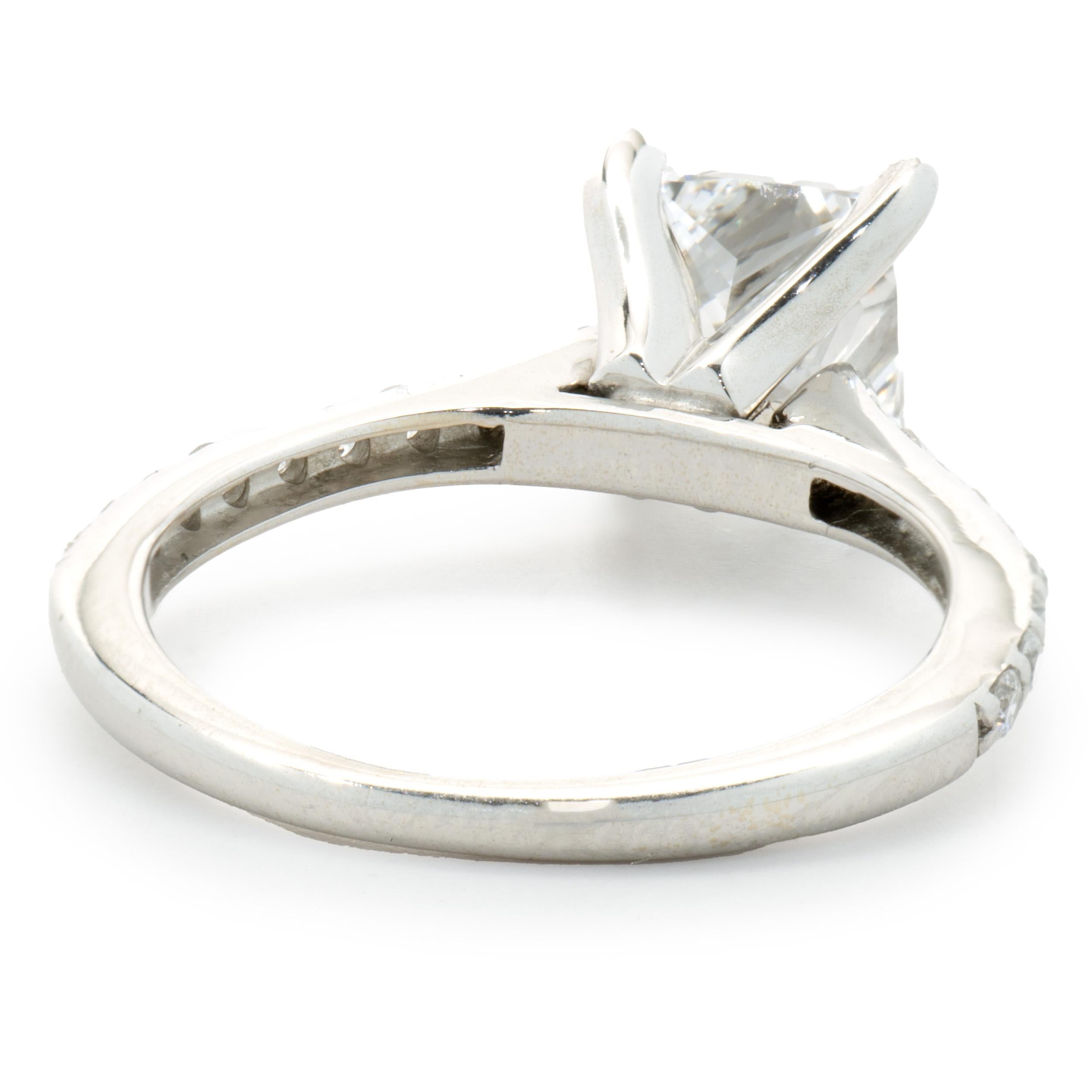 Verlobungsring aus 14 Karat Weißgold mit Diamanten im Strahlenschliff (Radiantschliff) im Angebot