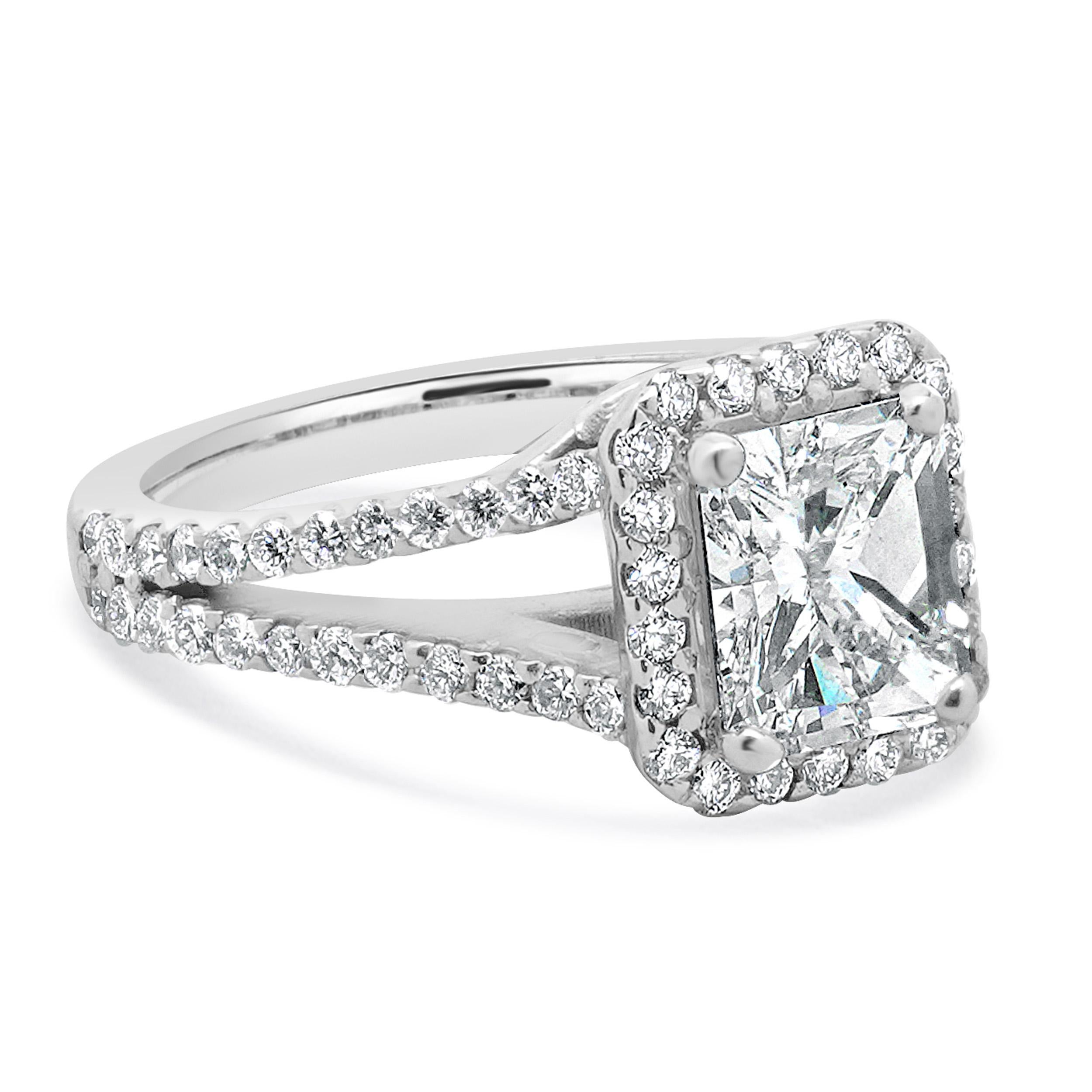 Taille radiant Bague de fiançailles en or blanc 14 carats avec diamant taille radiant en vente