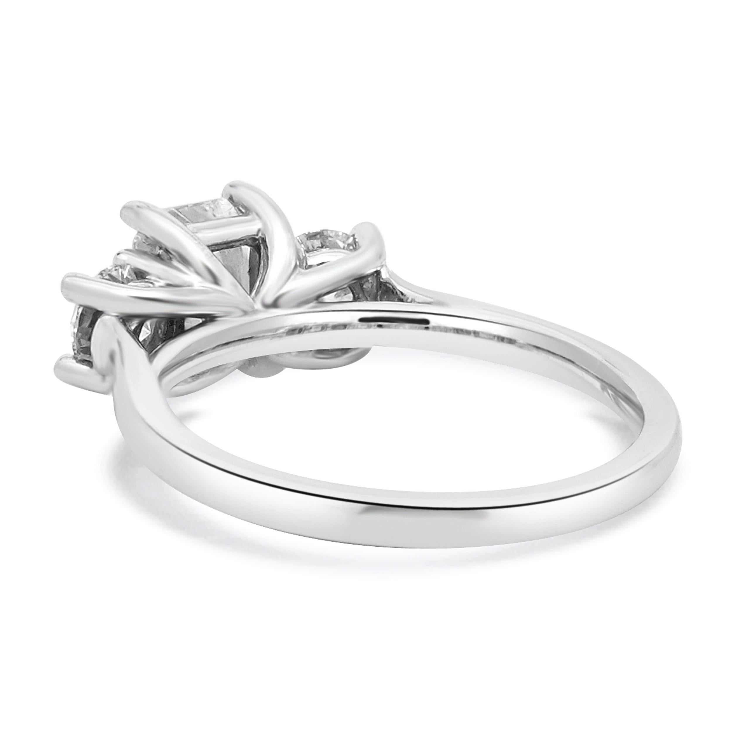 Anillo de compromiso de diamantes talla radiante en oro blanco de 14 quilates Corte radiante en venta