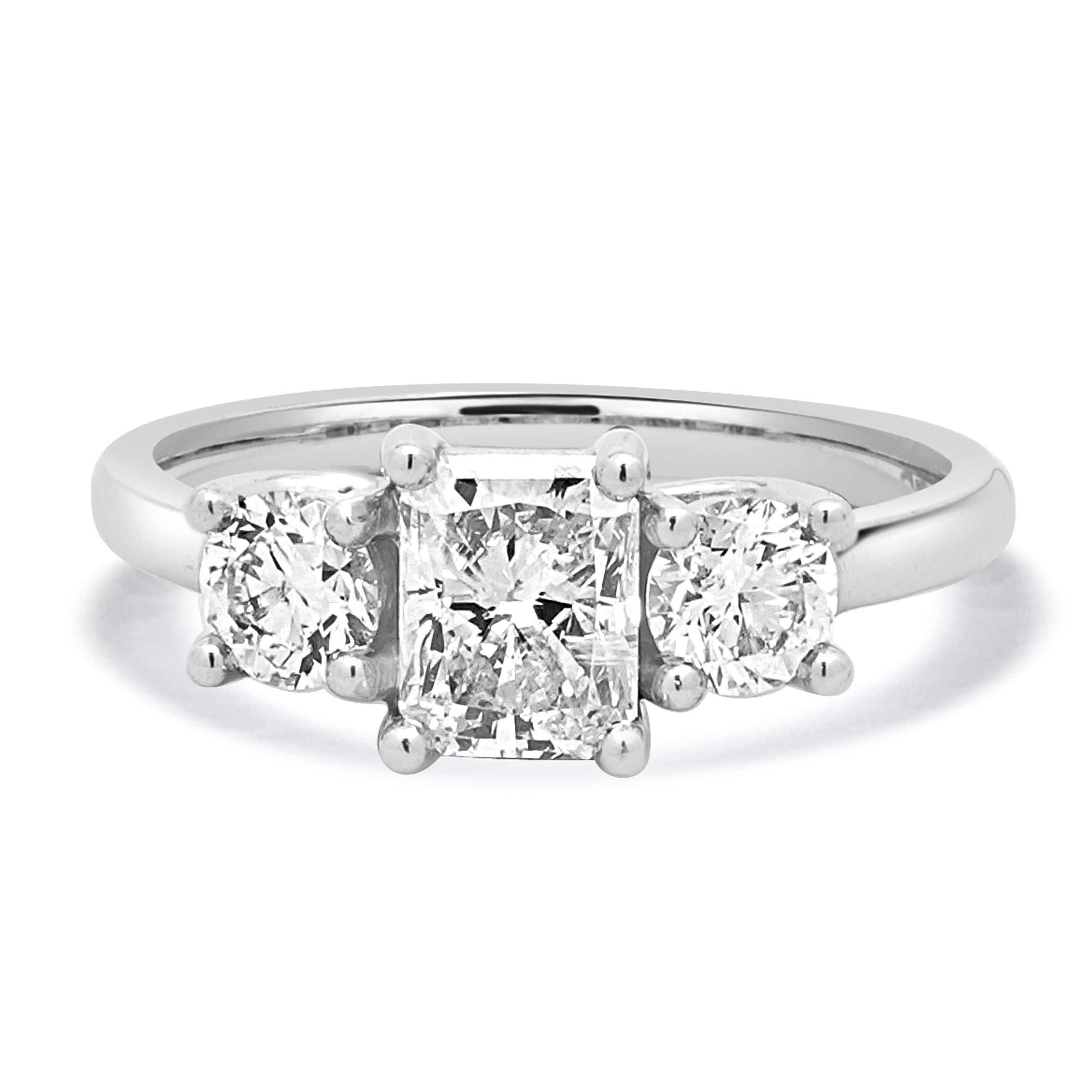 Anillo de compromiso de diamantes talla radiante en oro blanco de 14 quilates