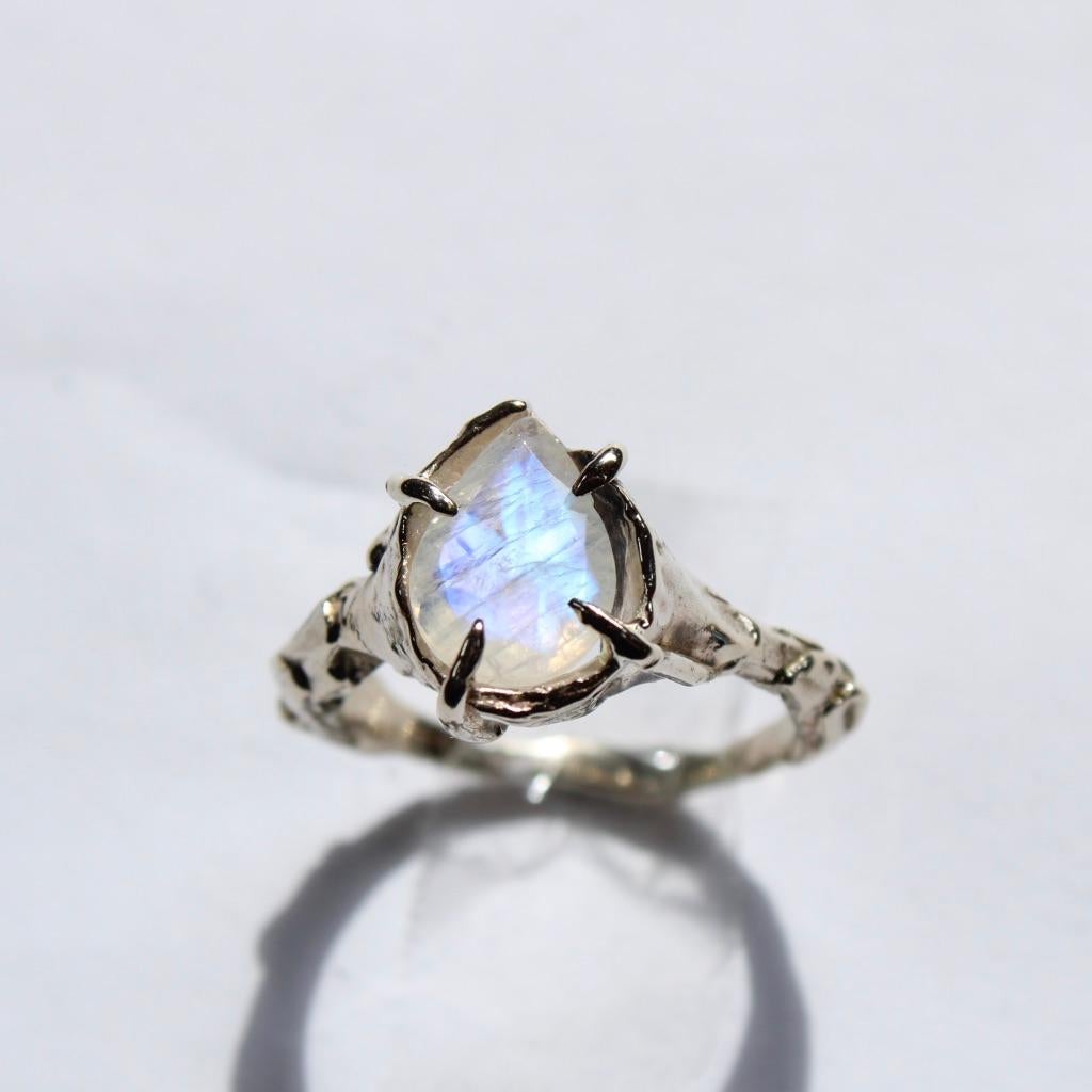 Ring aus 14 Karat Weißgold mit Regenbogen-Mondstein in Birnenform für Damen oder Herren im Angebot