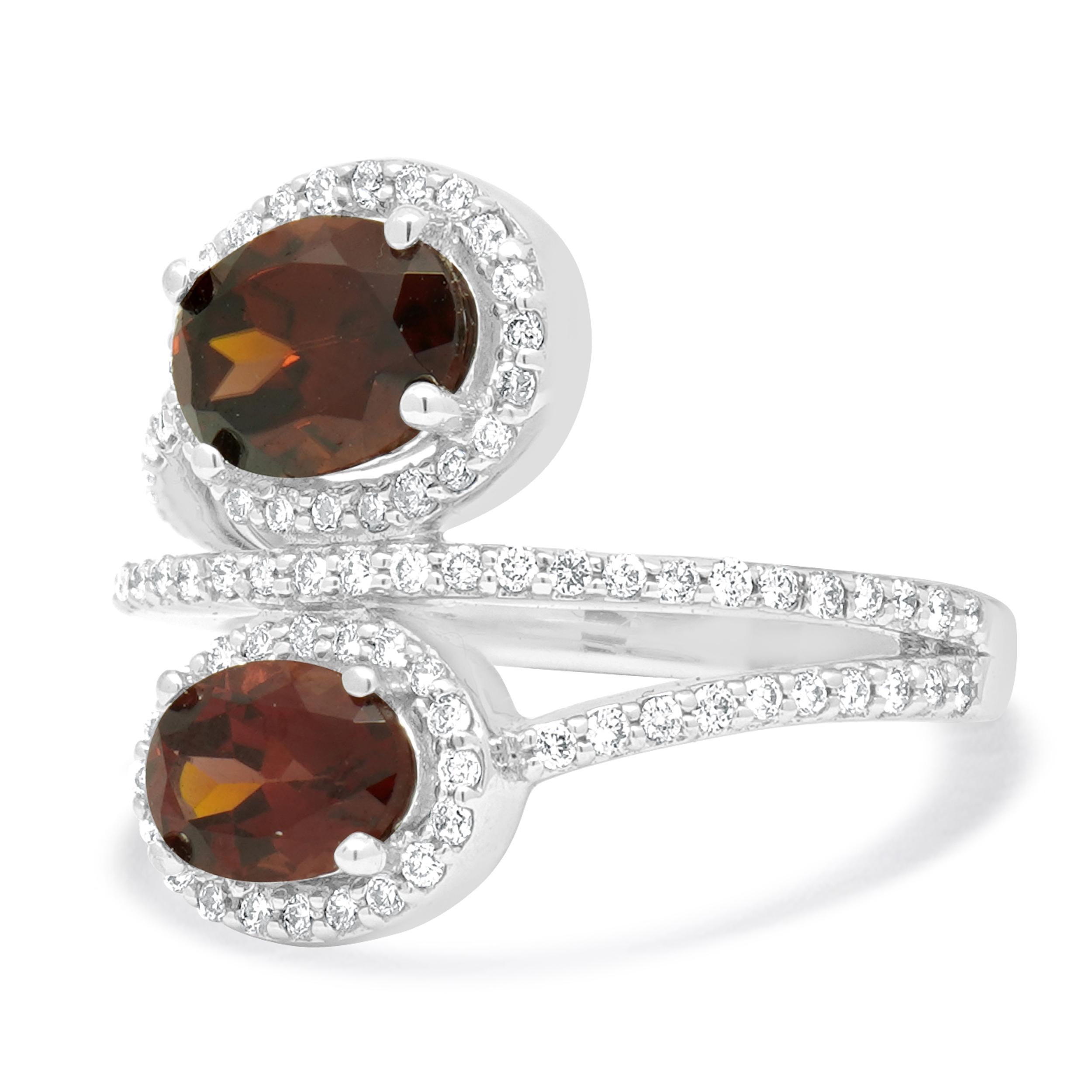 MATERIAL: 14k Weißgold
Zirkon: 2 Ovalschliff = 3,14cttw
Diamanten: 94 Rundschliff = 0,50cttw
Farbe: J
Reinheit SI1
Ringgröße: 7.25 (bitte erlauben Sie bis zu 2 zusätzliche Arbeitstage für Größenanfragen)
Abmessungen: Die Ringspitze ist 18.1 mm