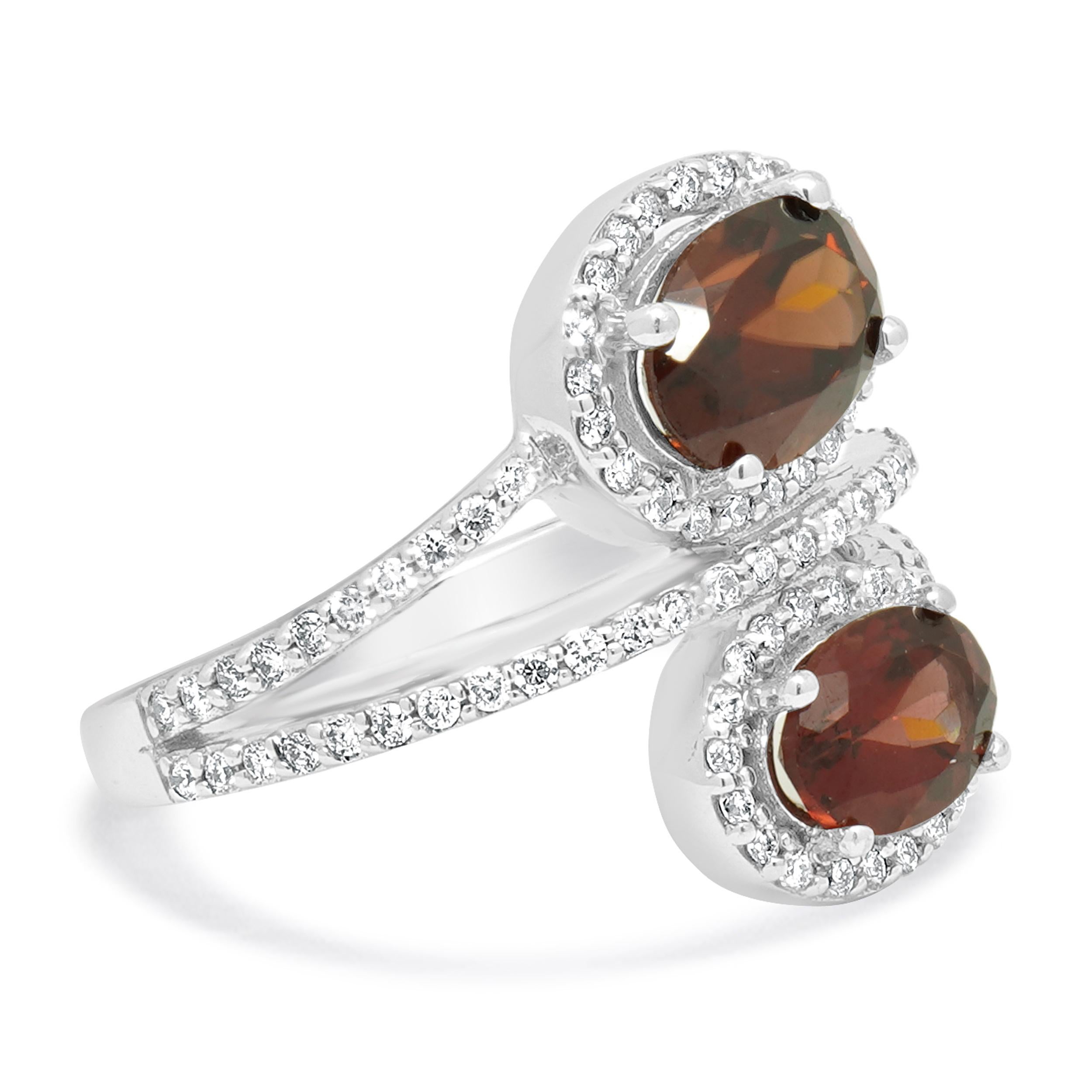 14 Karat Weißgold Rotzirkon und Diamant Bypass Ring (Ovalschliff) im Angebot