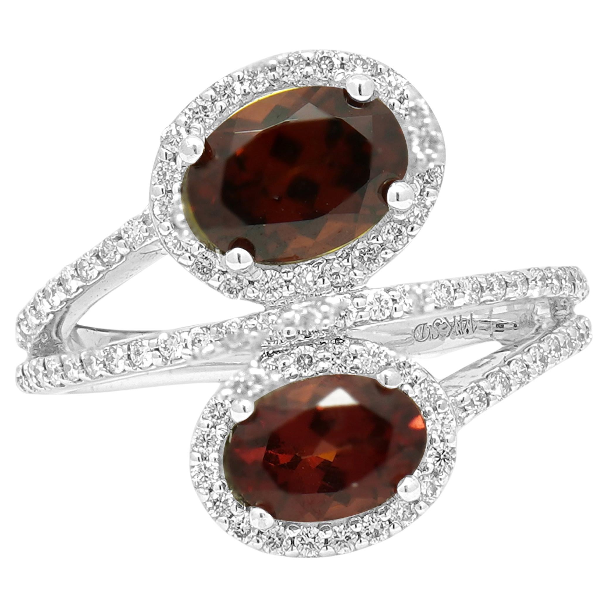 14 Karat Weißgold Rotzirkon und Diamant Bypass Ring im Angebot