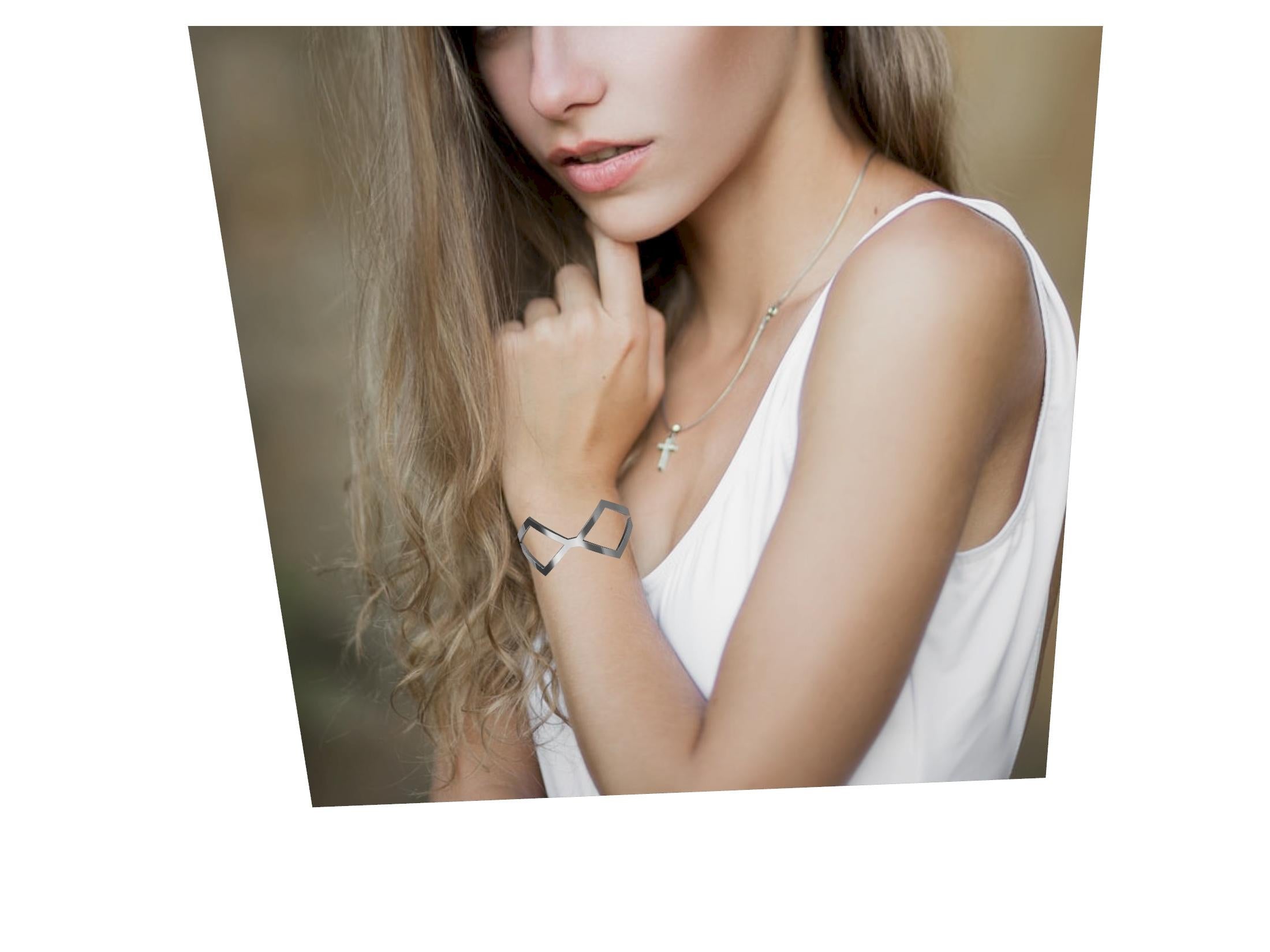 14 Karat Weißgold  Rhombus Manschettenarmband , 29 mm x 1,55 mm dick. Dies ist einer meiner frühen Entwürfe, den ich bei Tiffany's in Sterling hergestellt und verkauft habe. Ich benutzte die einfache Raute in gekrümmter Form für den ultimativen