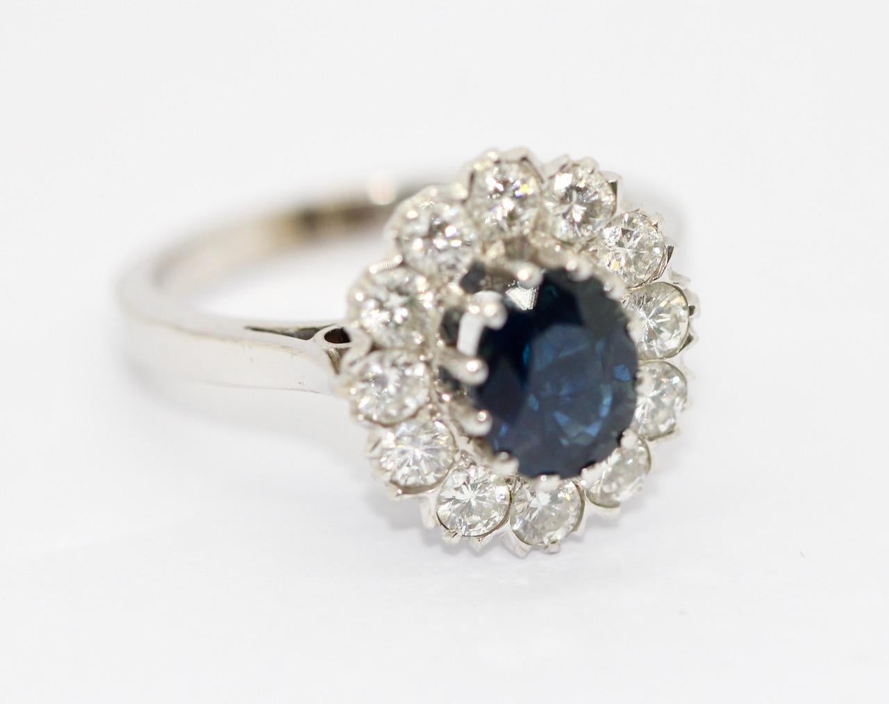 14 Karat White Gold Ring set with a large Sapphire and 12 white Diamonds. In Excellent Condition For Sale In Berlin, DE