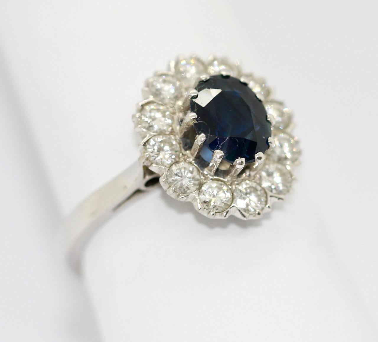 14 Karat Weißgold Ring mit einem großen Saphir und 12 weißen Diamanten besetzt. im Angebot 3