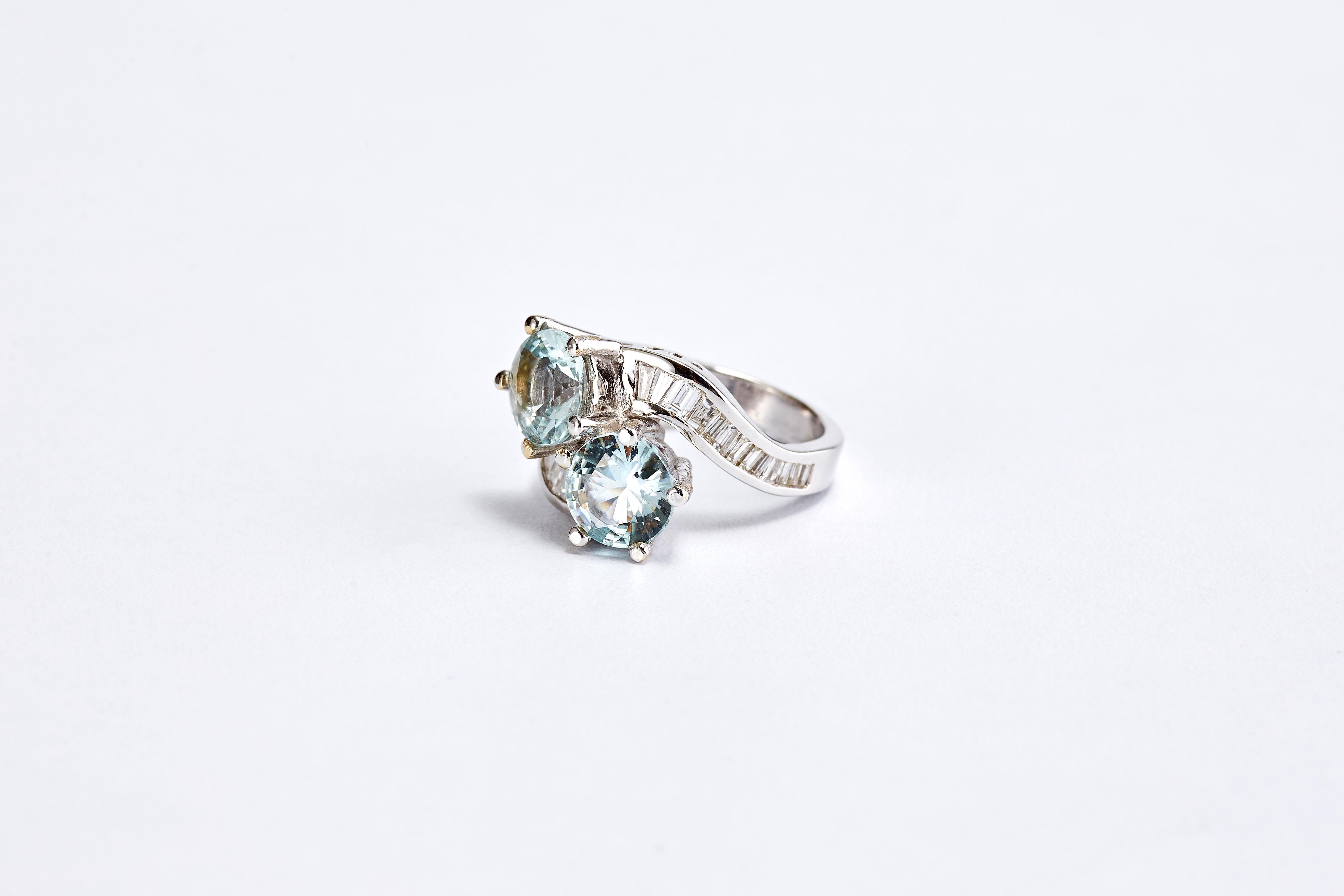 Taglio baguette Anello in oro bianco 14 carati con 2 acquamarine e diamanti in vendita