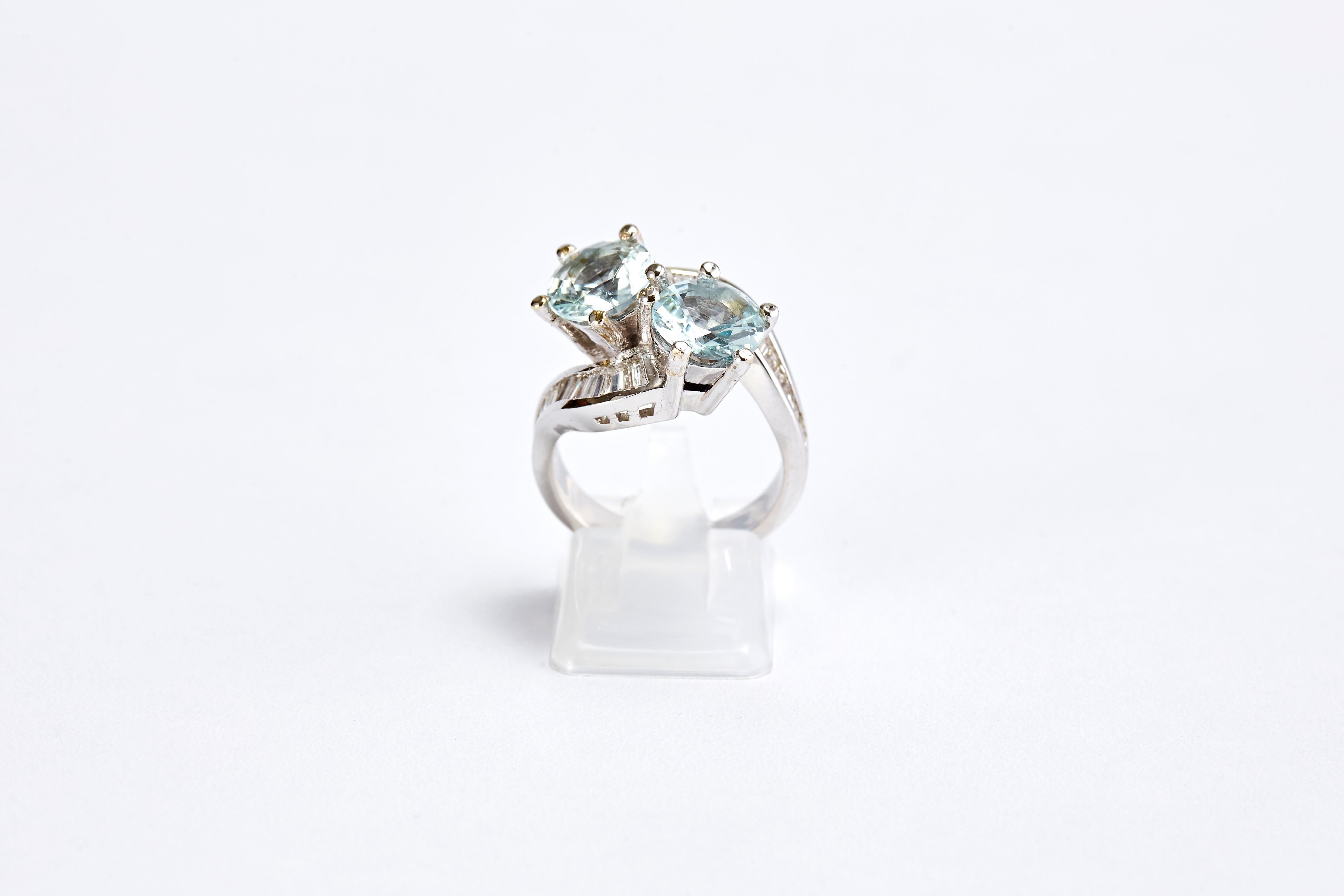 Anello in oro bianco 14 carati con 2 acquamarine e diamanti In condizioni ottime in vendita a Tel Aviv, IL