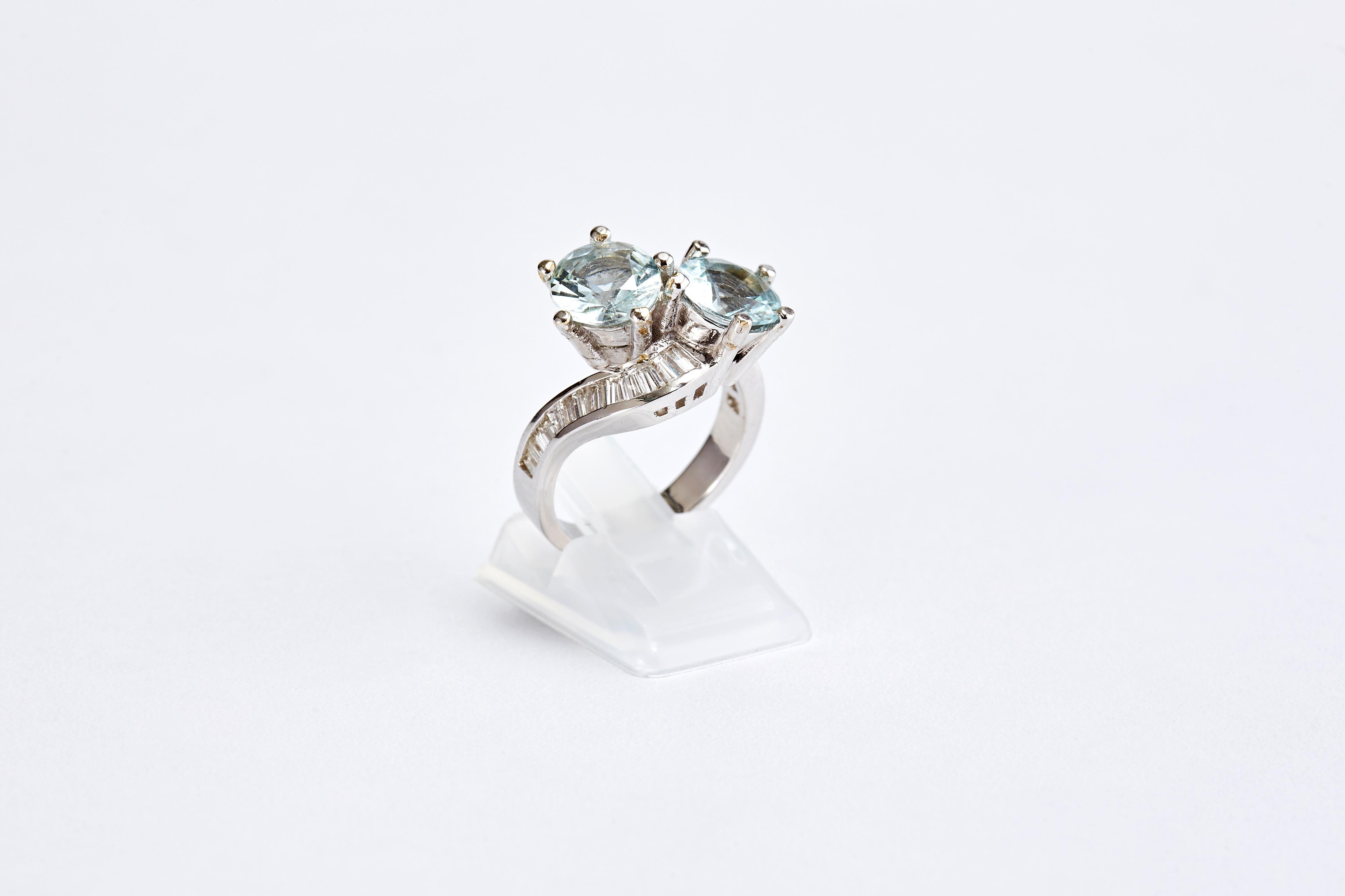 14 Karat White Gold Ring with 2 Aquamarine and Diamonds In Excellent Condition For Sale In Tel Aviv, IL