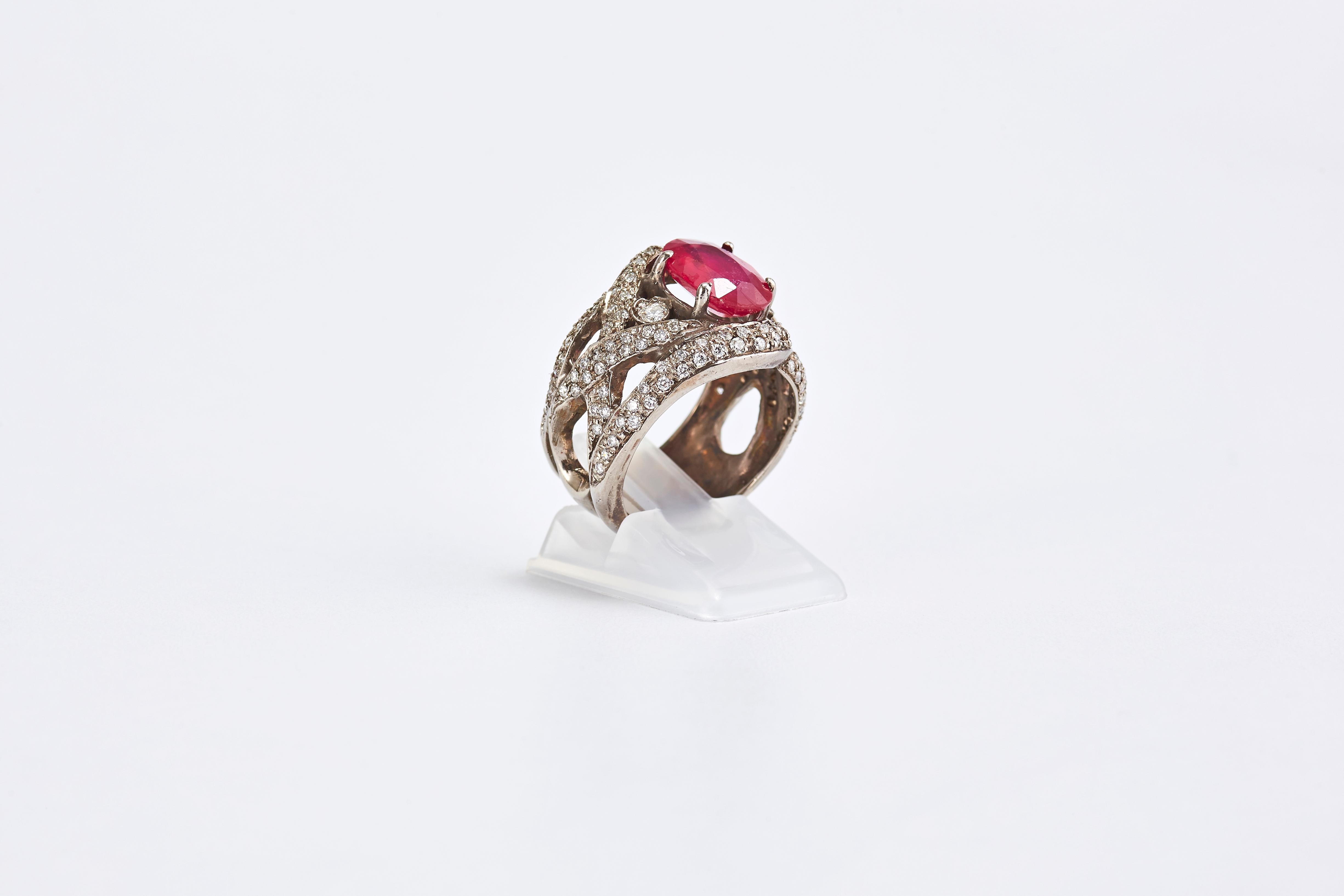 14 Karat White Gold Ring with Center Stone Ruby and Diamonds In Excellent Condition For Sale In Tel Aviv, IL