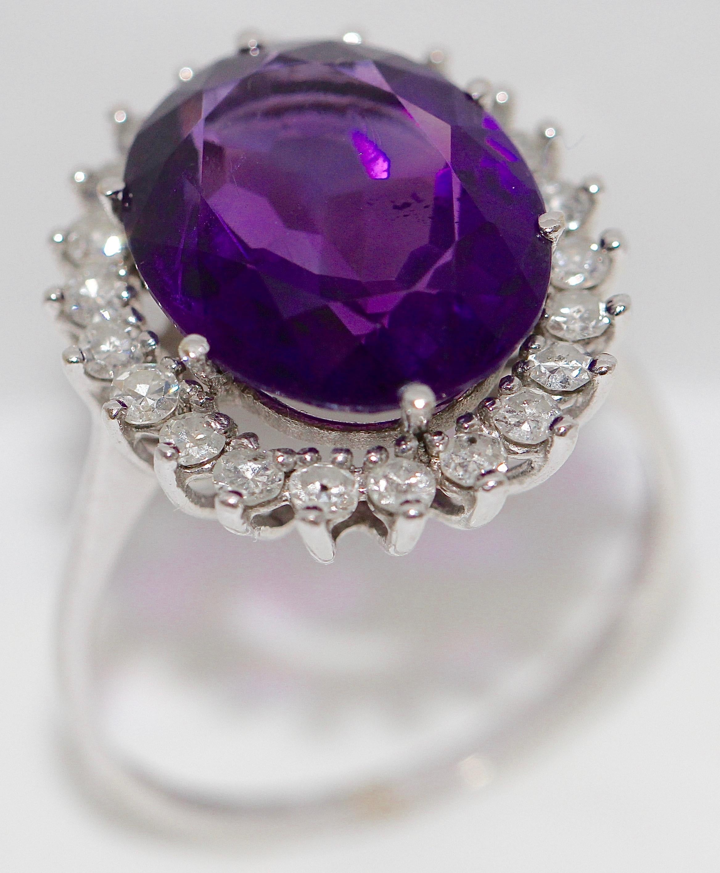 Beautiful ring with large, faceted amethyst in strong color.
Surrounded by many little diamonds.

Size of Amethyst: 15mm x 12mm.

Very good condition.