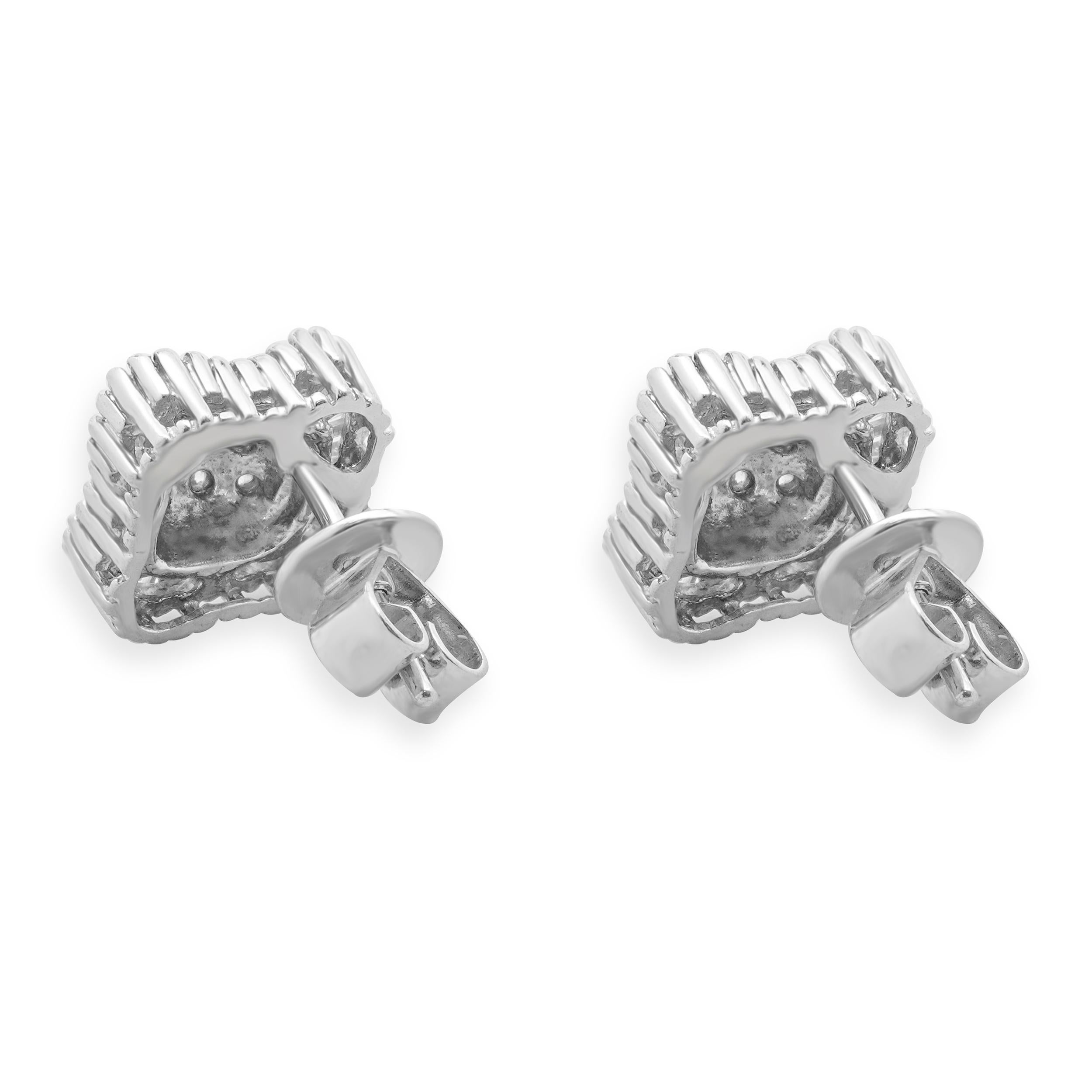 Concepteur : Custom
Matériau : Or blanc 14K
Diamant : 18 diamants ronds de taille brillant = 0,18cttw
Couleur : H
Clarté : SI1
Diamant : 50 taille baguette = 0,50cttw
Couleur : H
Clarté : SI1
Dimensions : les boucles d'oreilles mesurent 16 x 10 mm