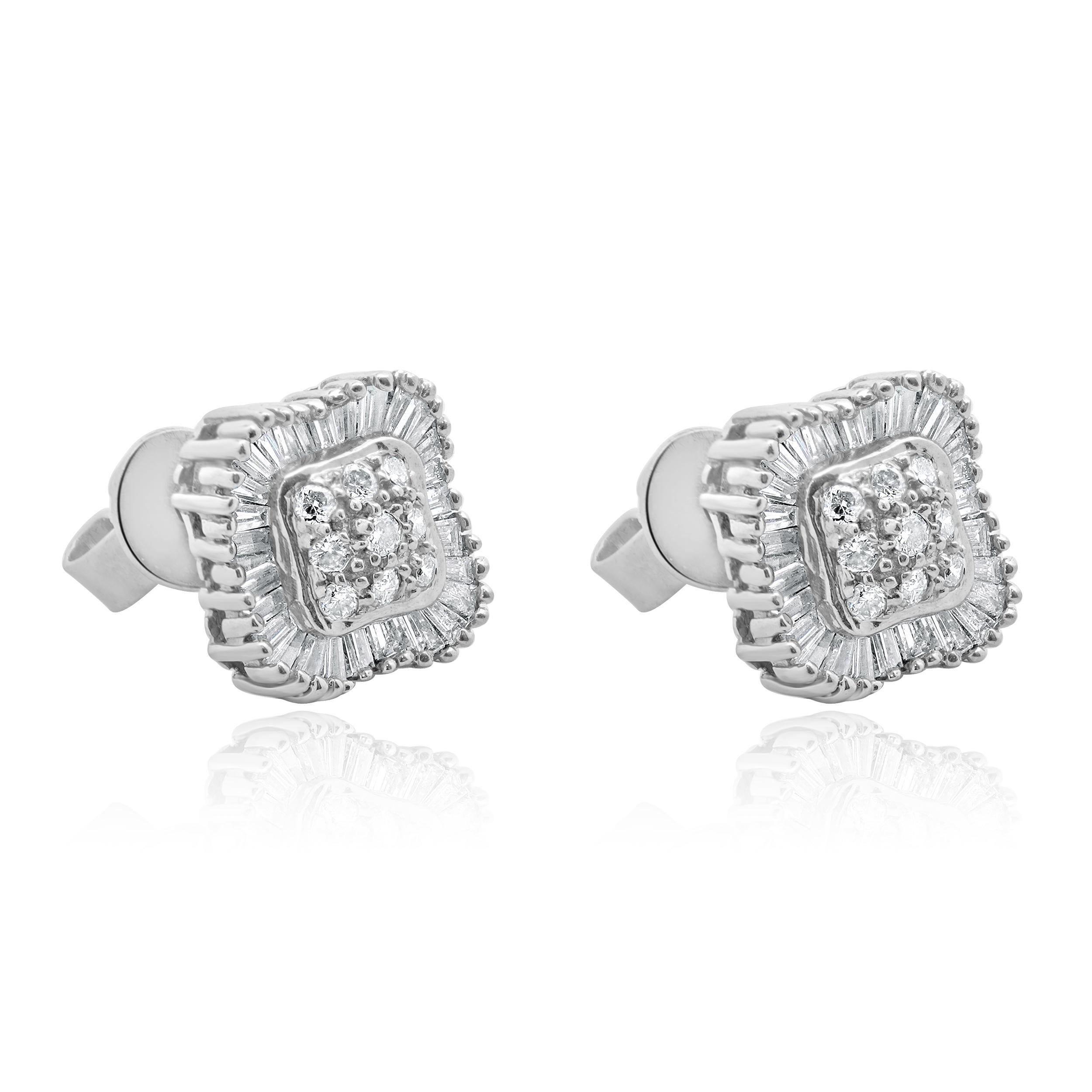 Taille ronde Clous d'oreilles en or blanc 14 carats avec diamants taille ronde et baguette en vente