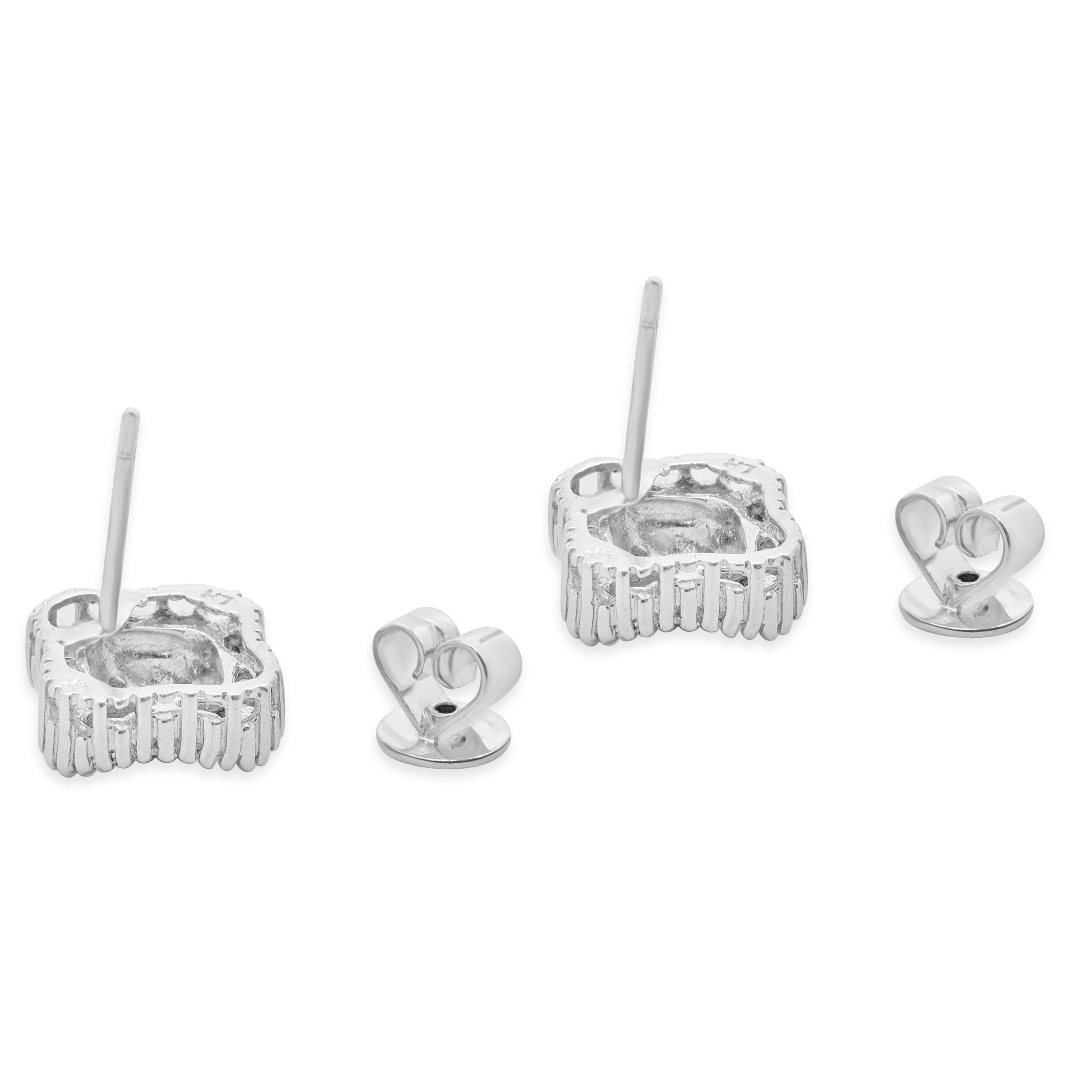Clous d'oreilles en or blanc 14 carats avec diamants taille ronde et baguette Excellent état - En vente à Scottsdale, AZ