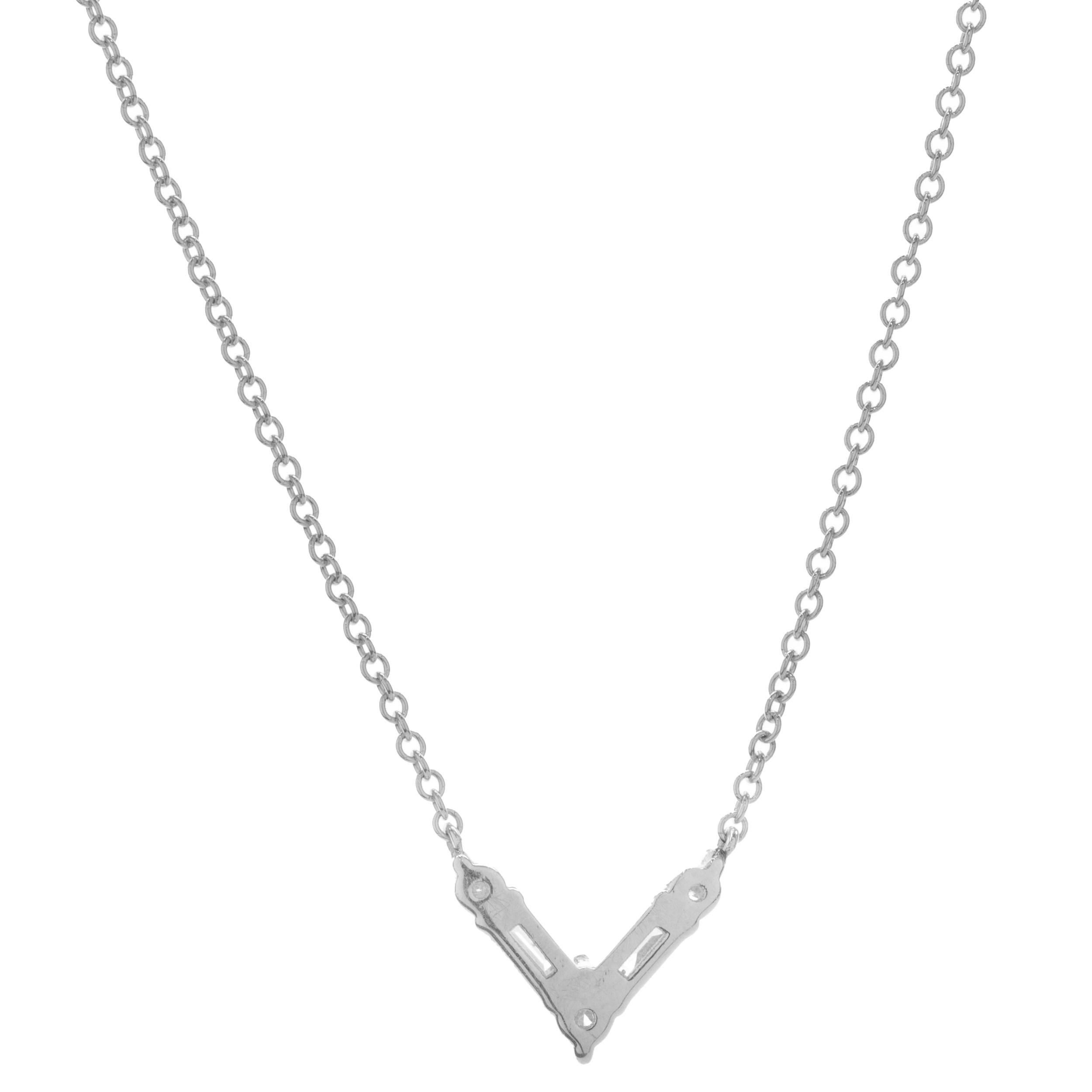 Designer: design personalizzato
Materiale: oro bianco 14 carati
Diamante: 5 tagli tondi e baguette = 0,17cttw
Colore: G
Chiarezza: SI1
Dimensioni: la collana misura 18 pollici di lunghezza 
Peso: 1.75 grammi