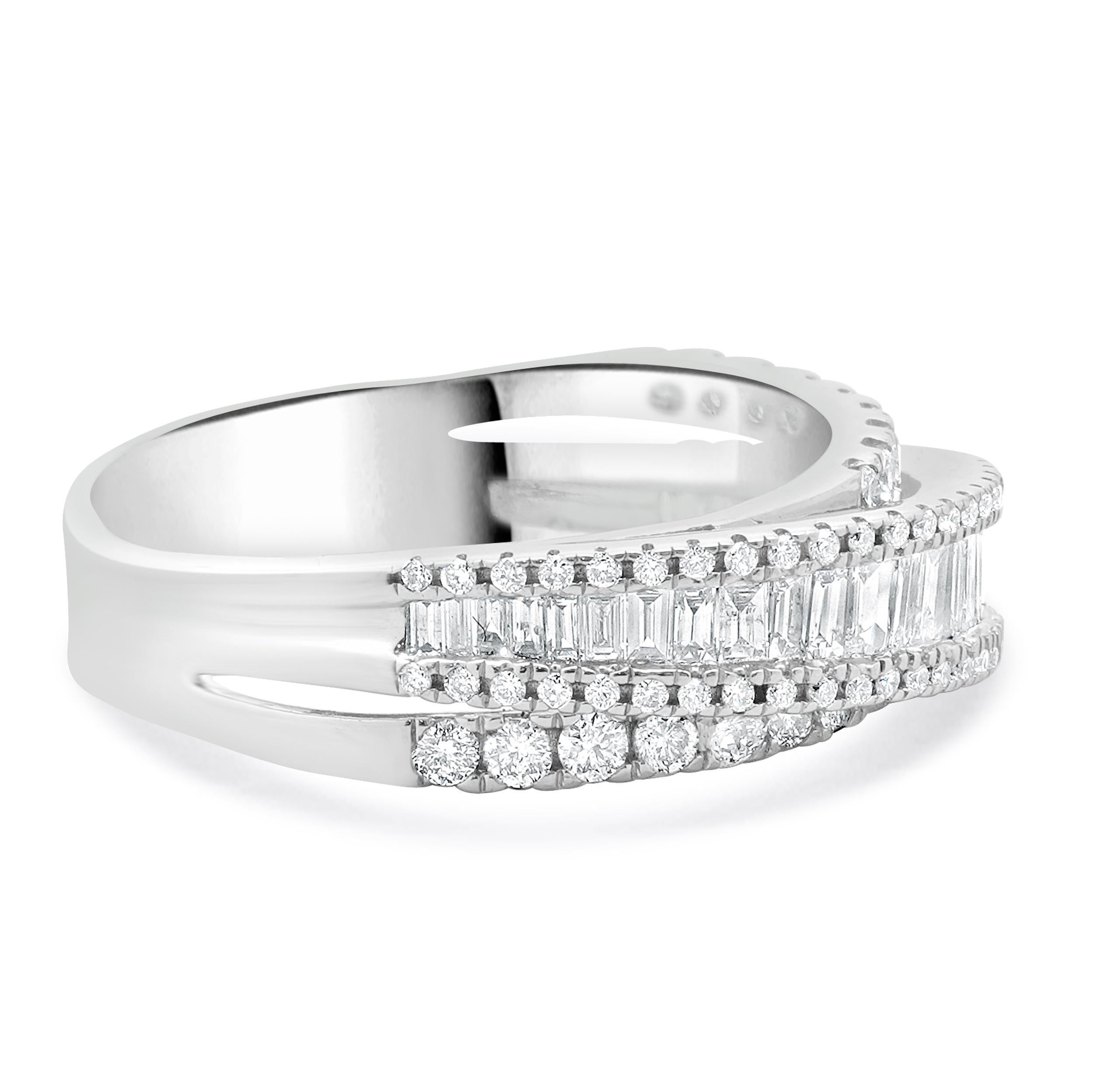 Taille baguette Bague bypass en or blanc 14 carats avec diamants ronds et baguettes en vente