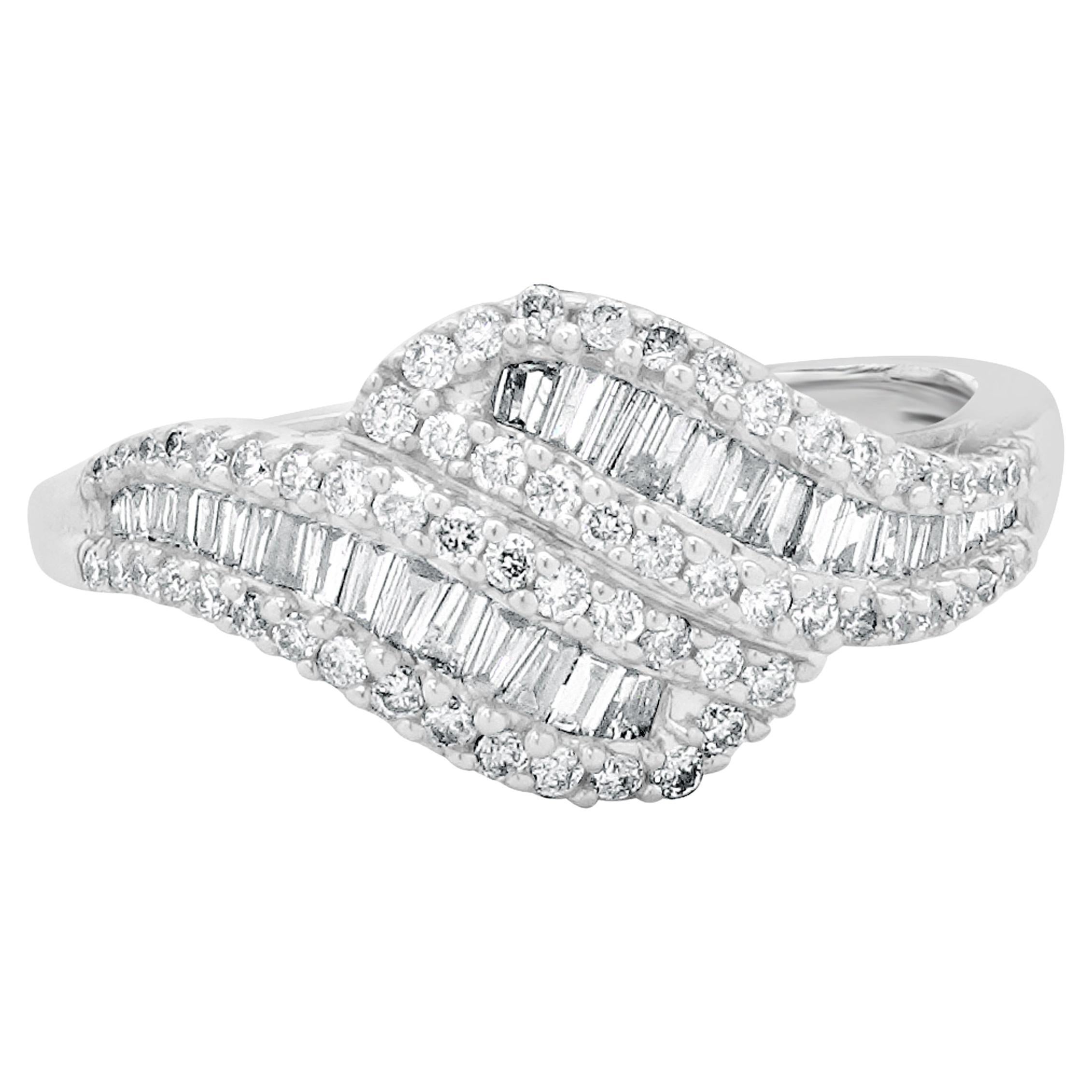 Anello con nodo di diamanti tondi e baguette in oro bianco 14 carati