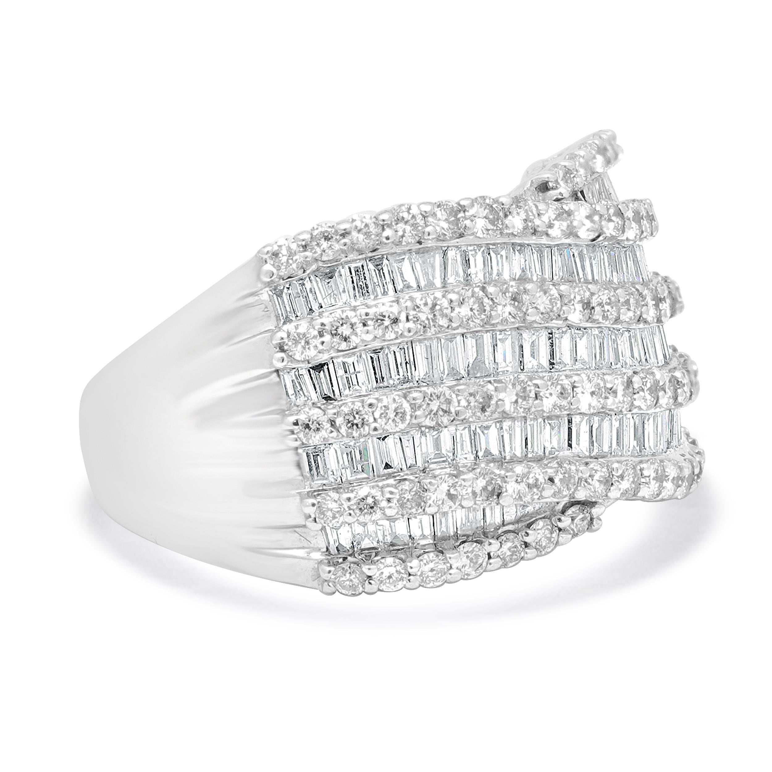 Taglio rotondo Anello a sigaro a più file con diamanti tondi e baguette in oro bianco 14 carati in vendita