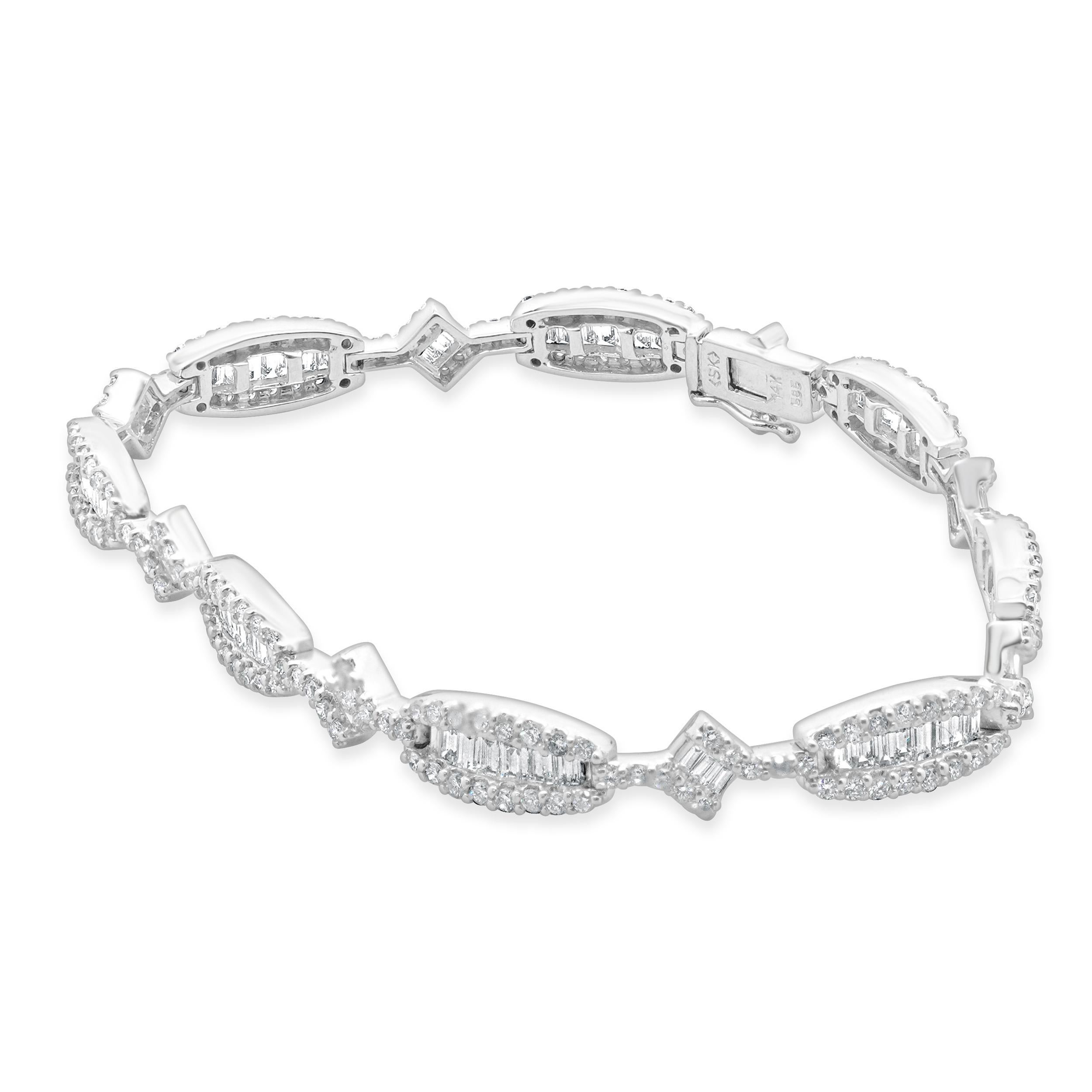 Designer: design personalizzato
Materiale: oro bianco 14k
Diamanti: 208 taglio baguette = 3,12cttw
Colore: G
Chiarezza: VS2
Diamante: 88 tagli rotondi = 0,90cttw
Colore: G / H.
Chiarezza: SI1
Dimensioni: il braccialetto si adatta a un polso di 7