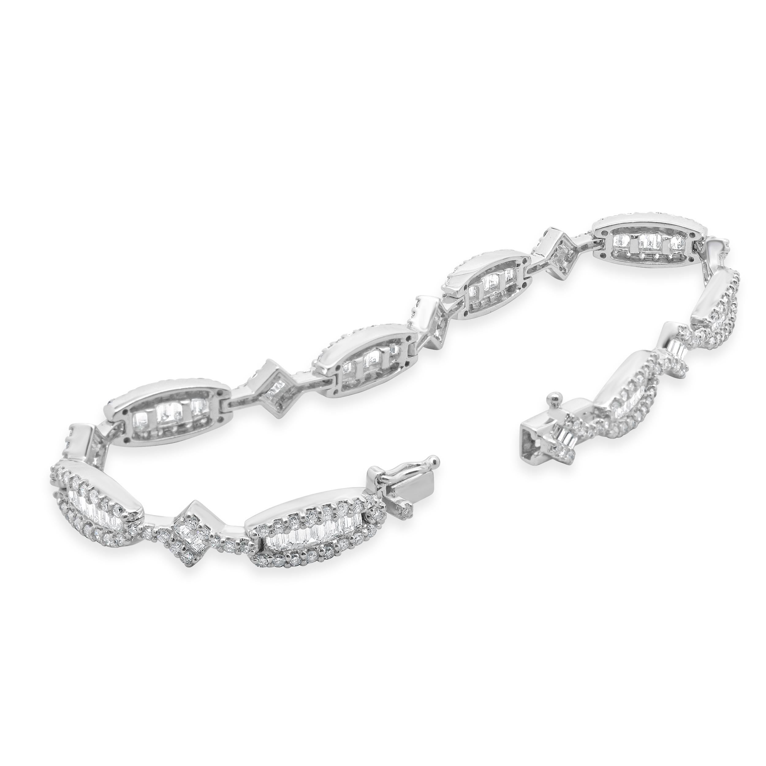 Taglio rotondo Bracciale con diamanti in linea tondi e baguette in oro bianco 14 carati in vendita