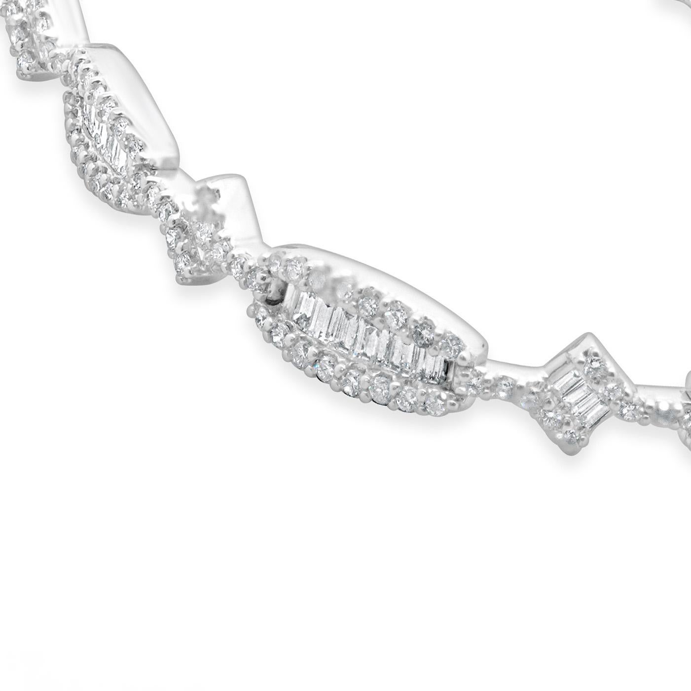 Bracciale con diamanti in linea tondi e baguette in oro bianco 14 carati In condizioni ottime in vendita a Scottsdale, AZ