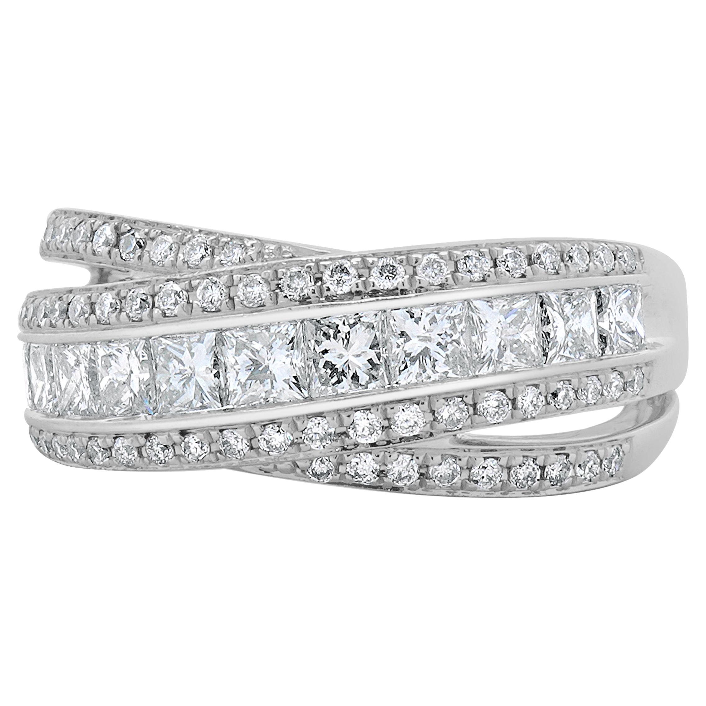 Crossover-Ring aus 14 Karat Weißgold mit rundem und Diamanten im Prinzessinnenschliff