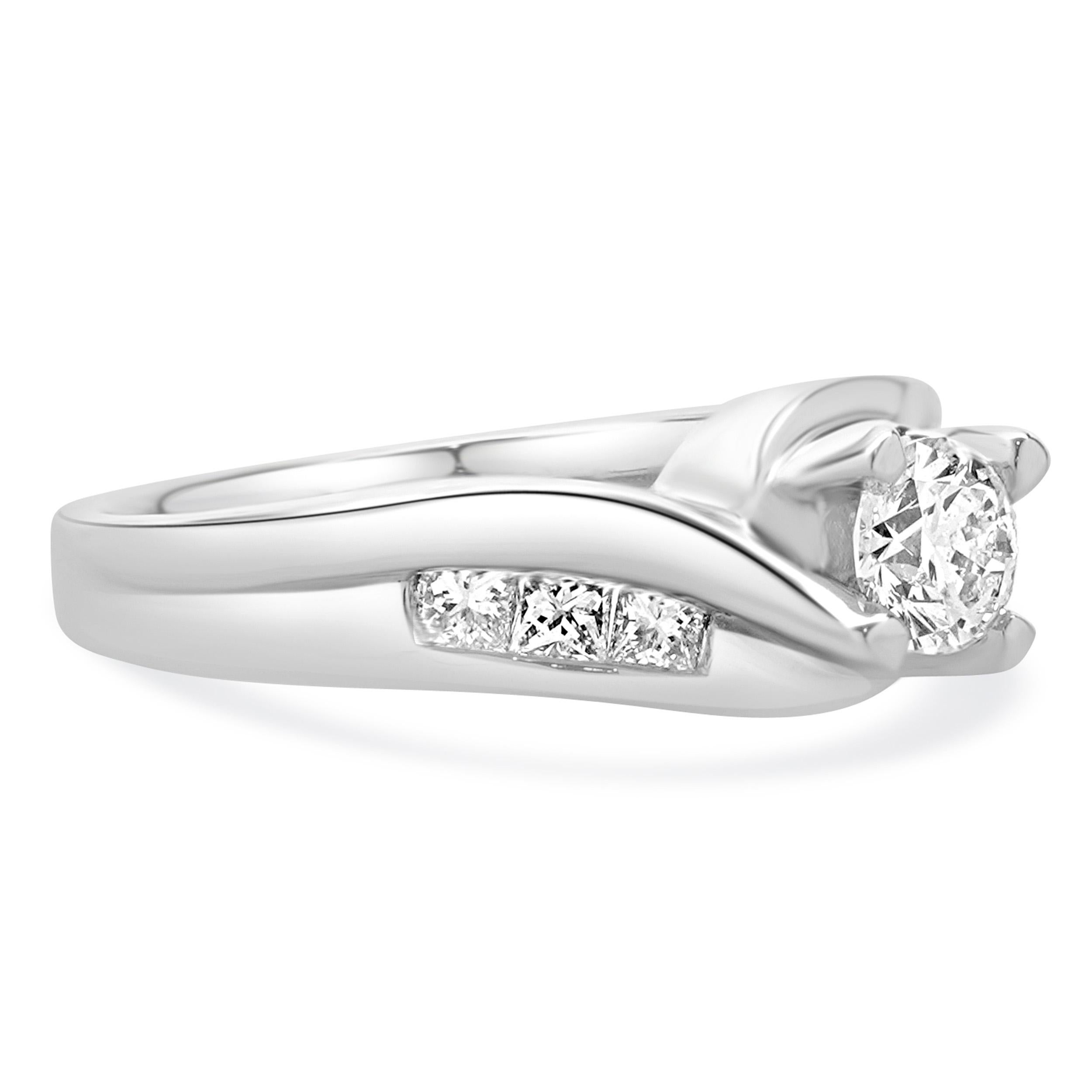 14 Karat White Gold Round Brillant Cut Diamond Engagement Ring In Excellent Condition For Sale In Scottsdale, AZ