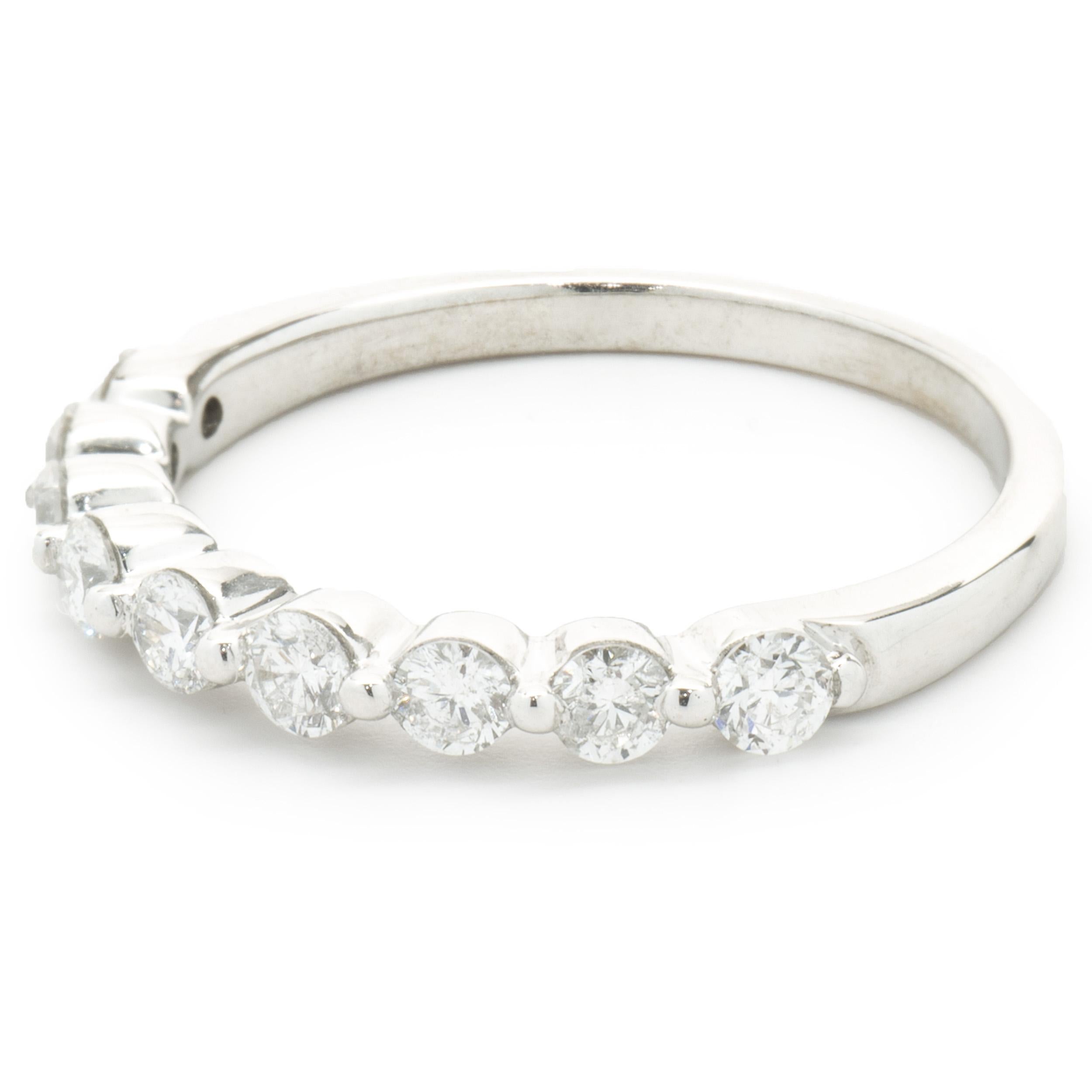 Concepteur : Custom
Matériau : Or blanc 14K
Diamants : 9 diamants ronds de taille brillant = 0,36cttw
Couleur : G
Clarté : SI1
Taille : 6.5
Dimensions : l'anneau mesure 2.10 mm de large.
Poids : 2.12 grammes